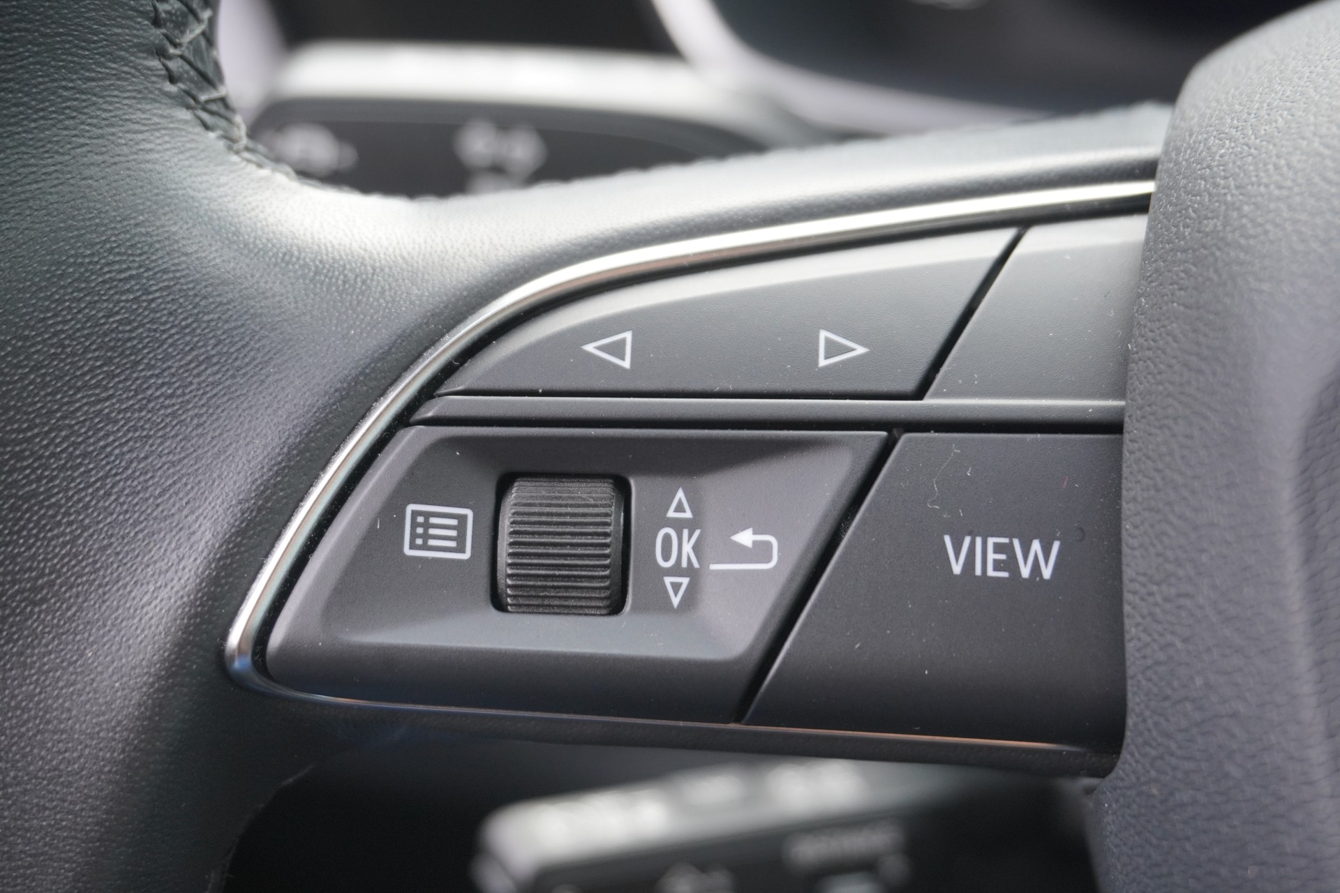 AUDI Q3 35 TFSI Attraction S-tronic-image-36