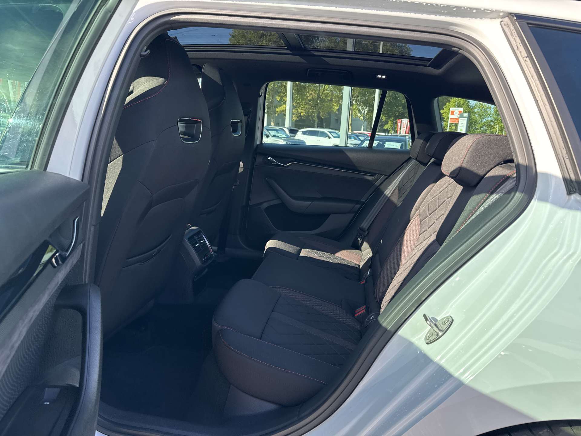 SKODA Octavia Combi 2.0 TDi RS 200PS 4x4 DSG-Automat-image-6