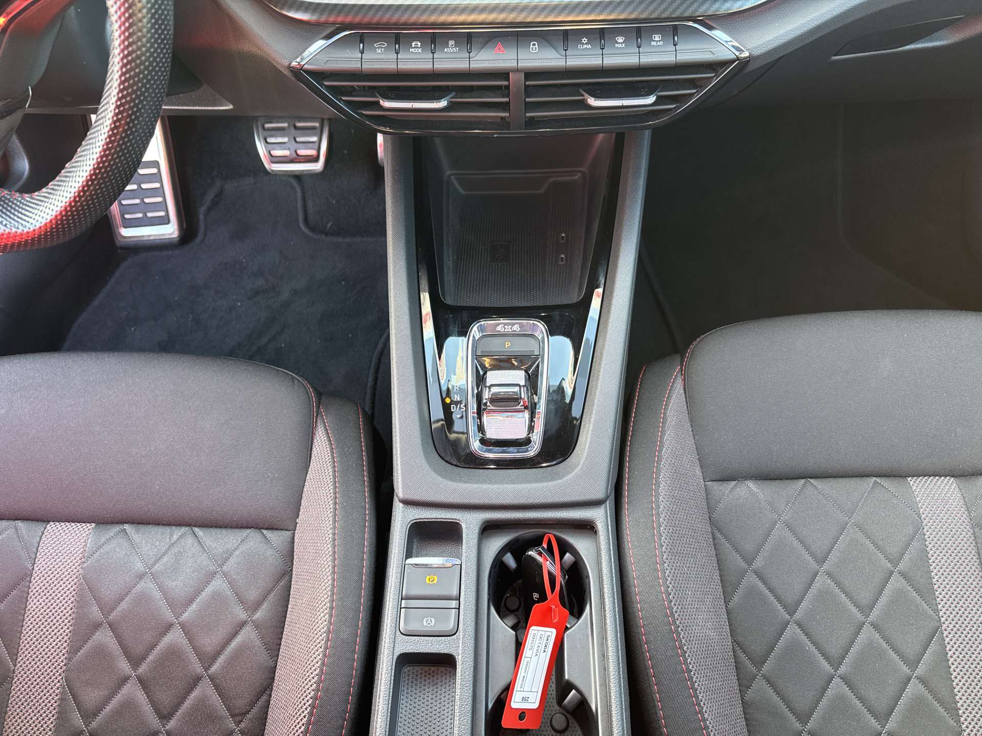 SKODA Octavia Combi 2.0 TDi RS 200PS 4x4 DSG-Automat-image-11