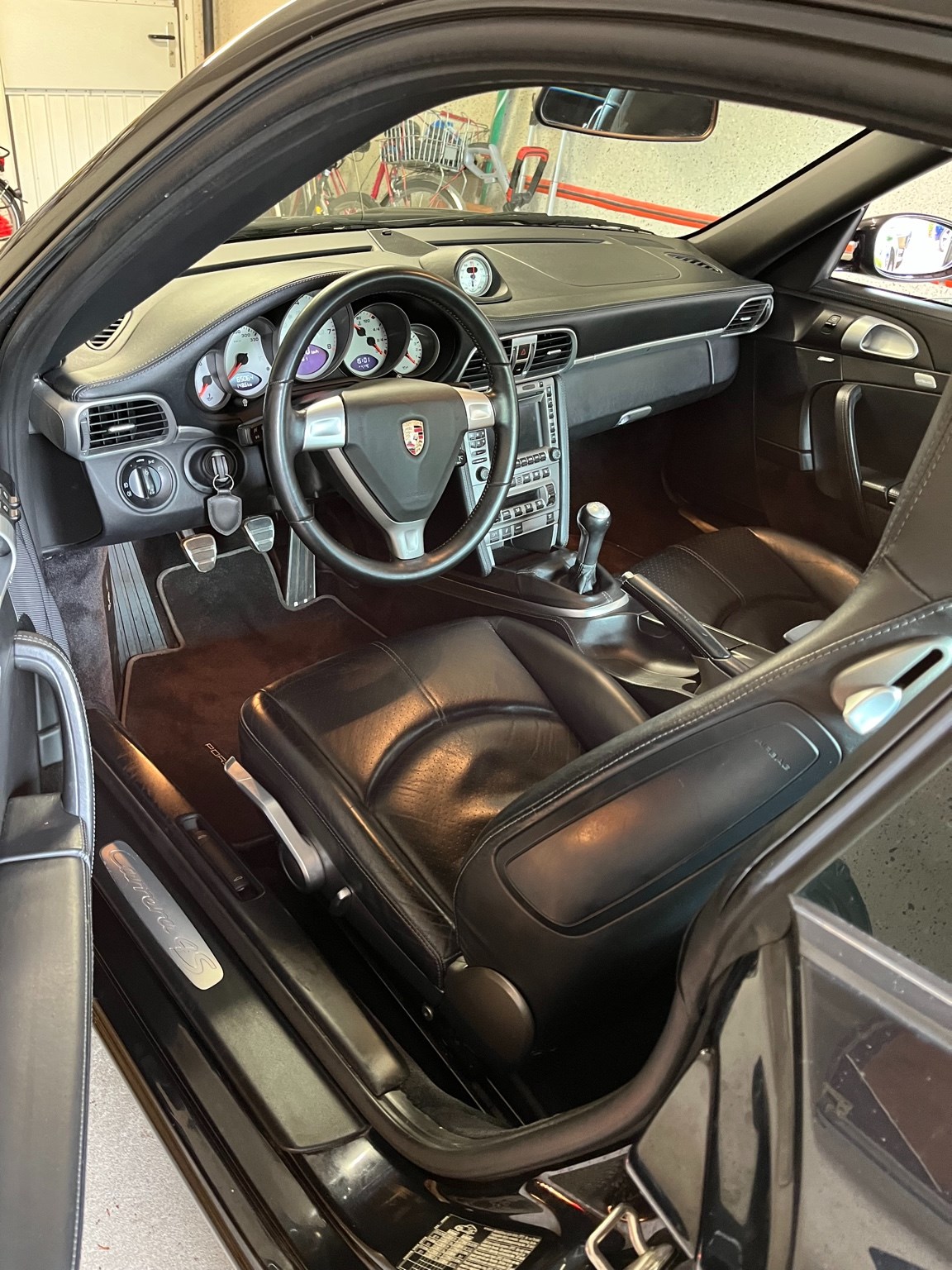 PORSCHE 911 Carrera 4S-image-9