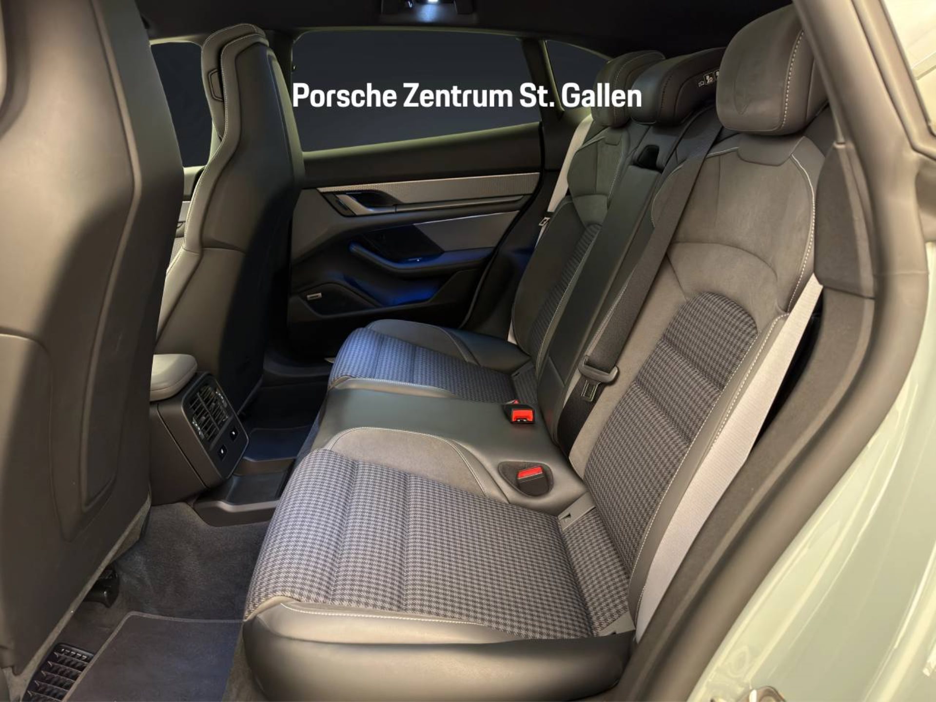 PORSCHE Taycan 4 Cross Turismo-image-15