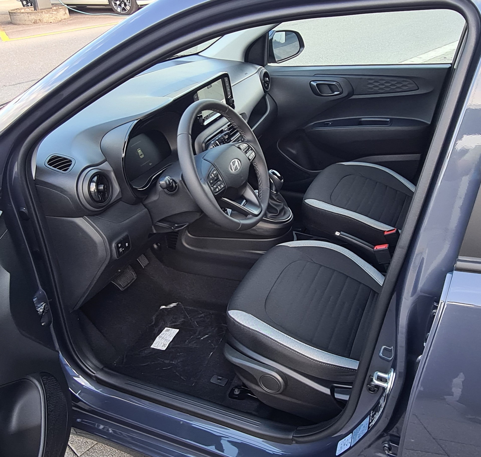 HYUNDAI i10 1.2 Amplia Aut.-image-9