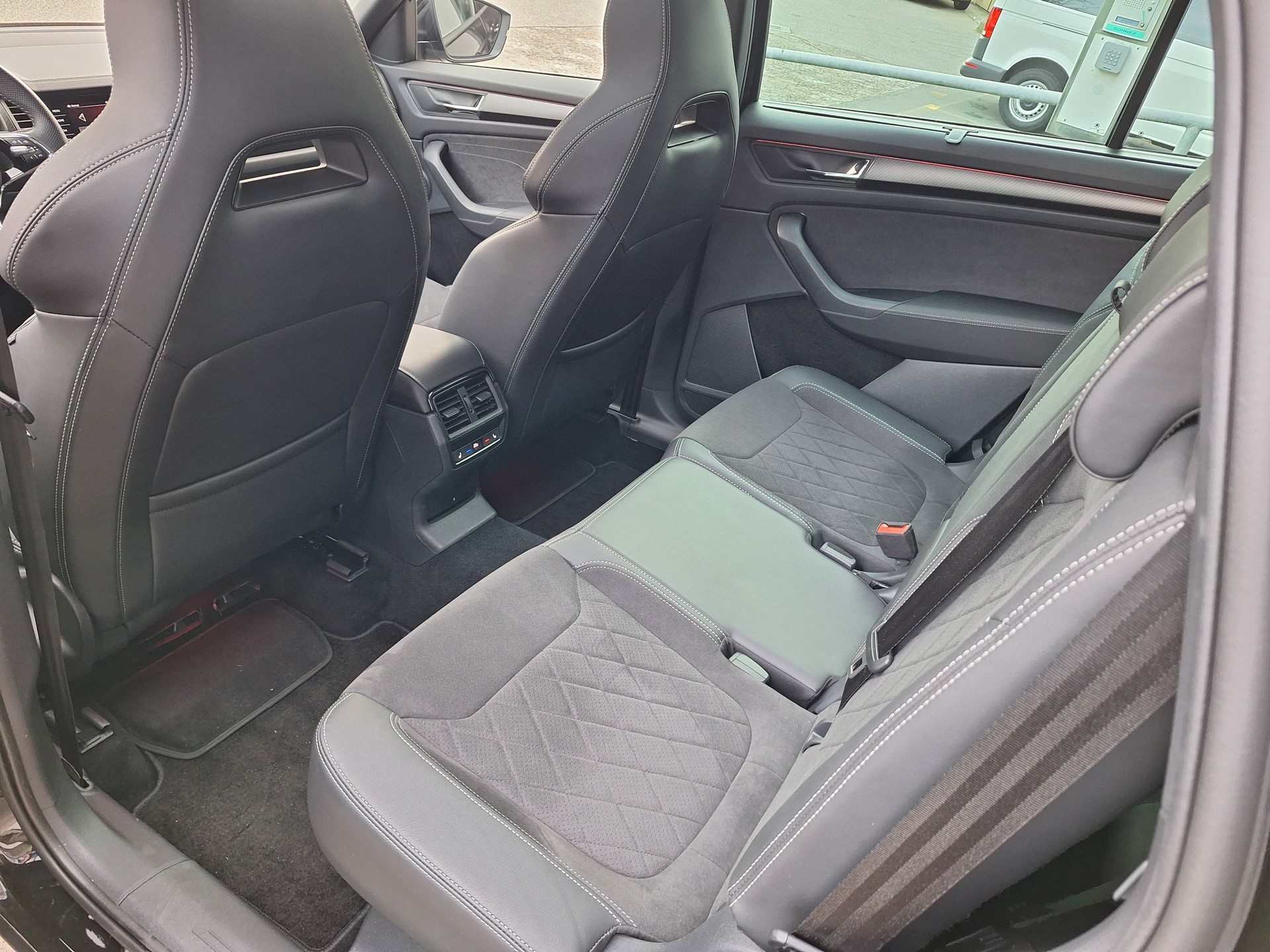 SKODA Kodiaq 2.0 TSI 4x4 SportLine-image-6