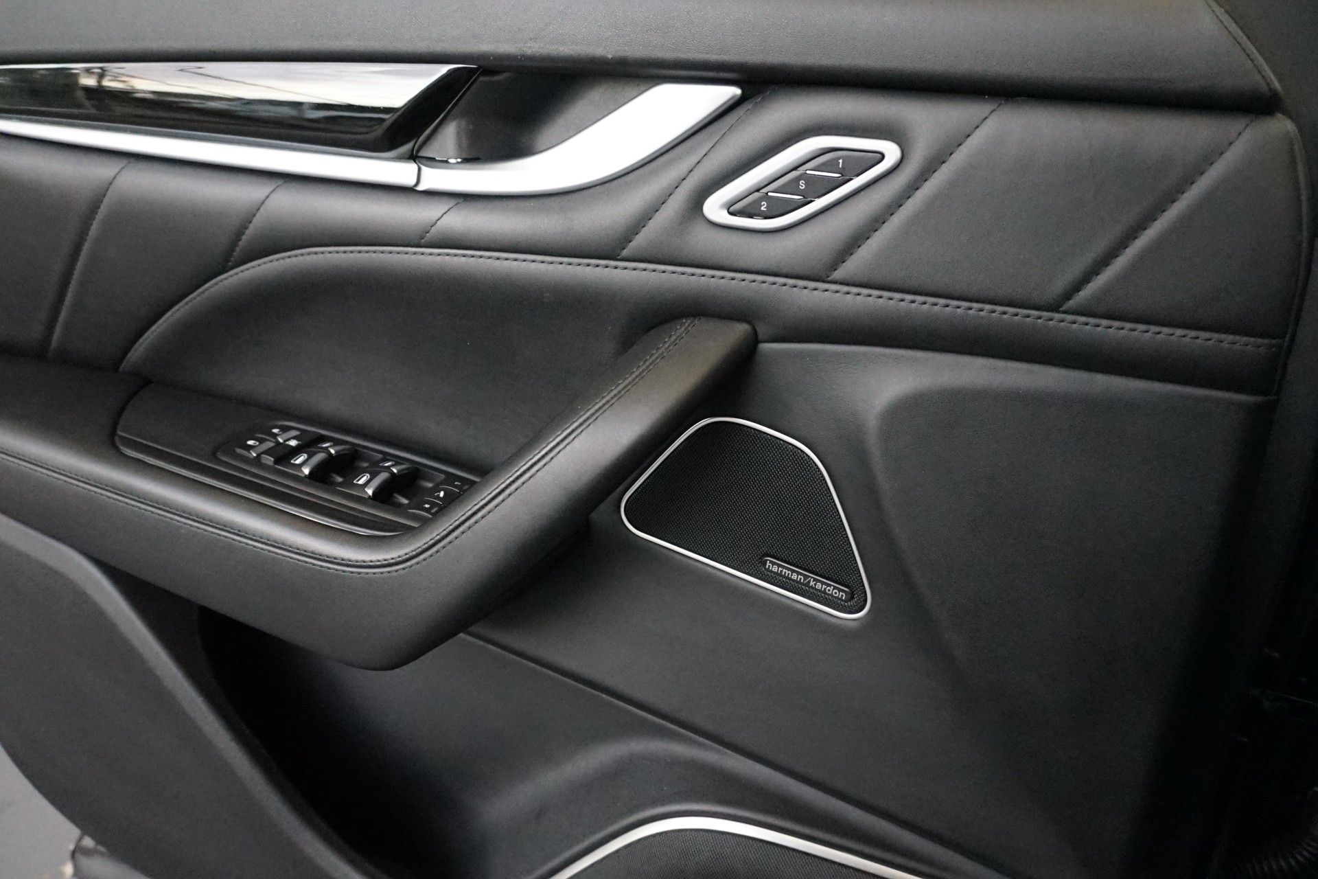 MASERATI Levante 3.0 V6 4WD GranSport Automatica-image-17
