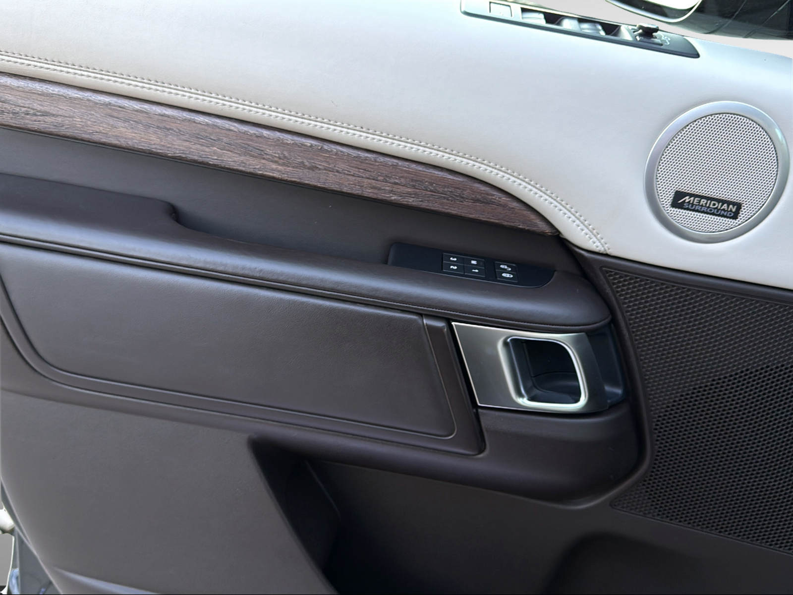 LAND ROVER Discovery 3.0 TD6 HSE Luxury Automatic-image-17