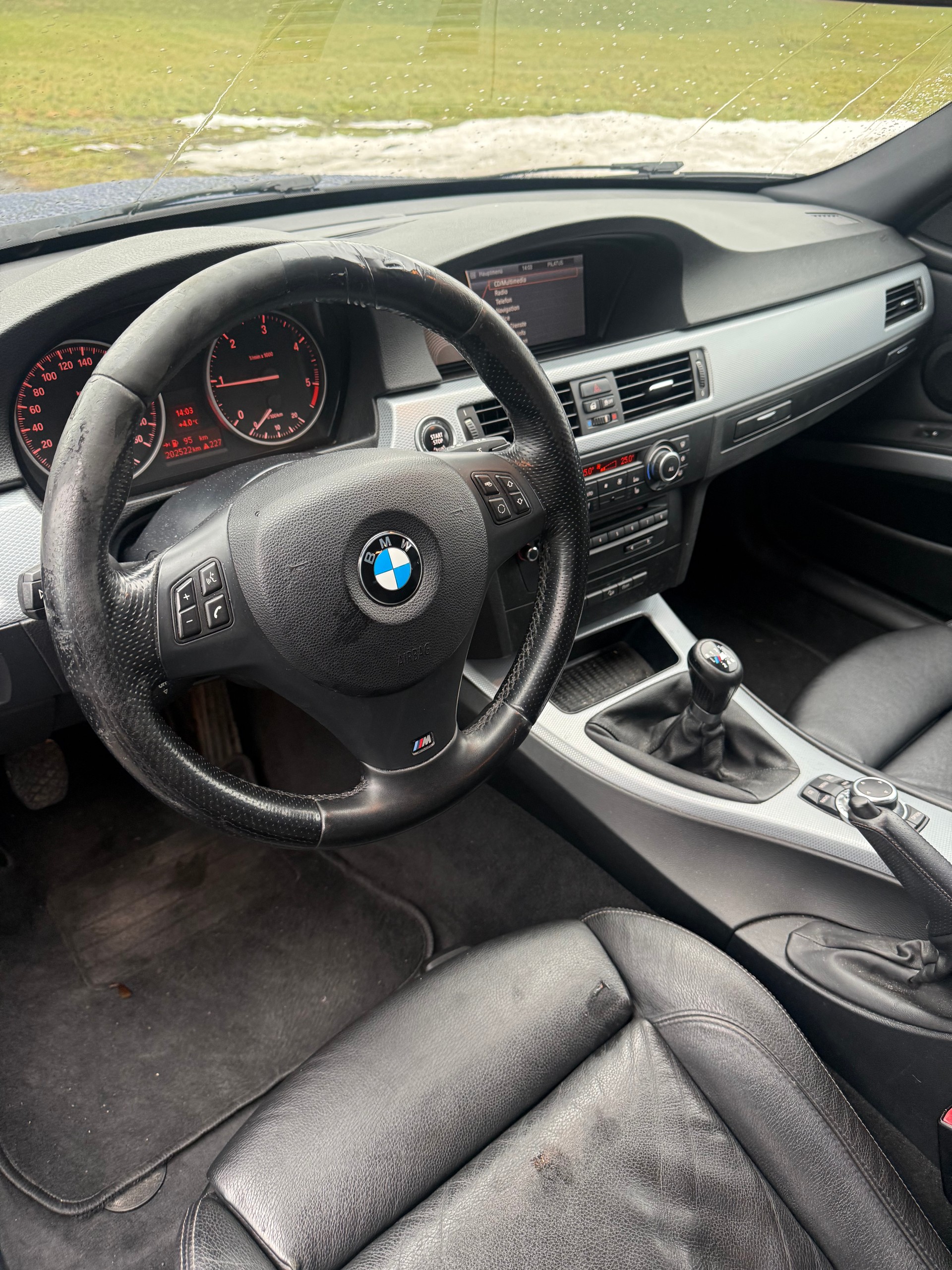BMW 320d xDrive Touring-image-10