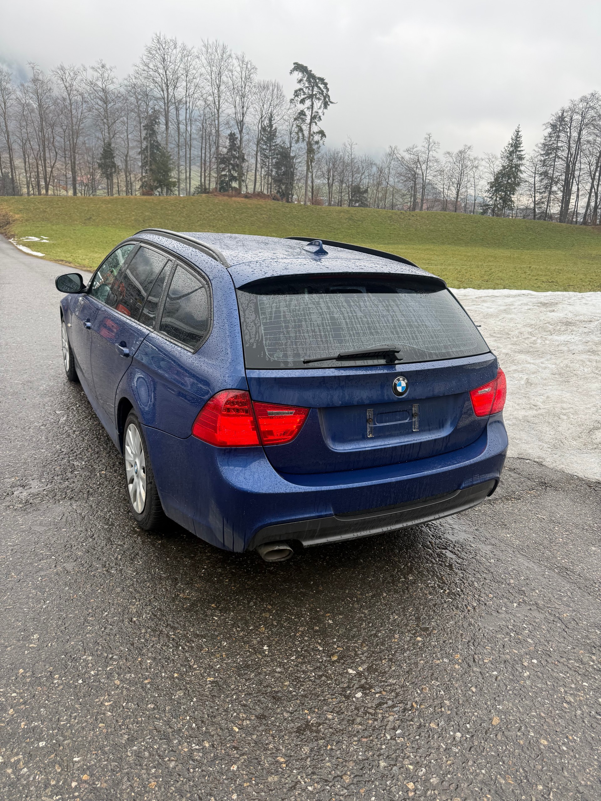 BMW 320d xDrive Touring-image-1
