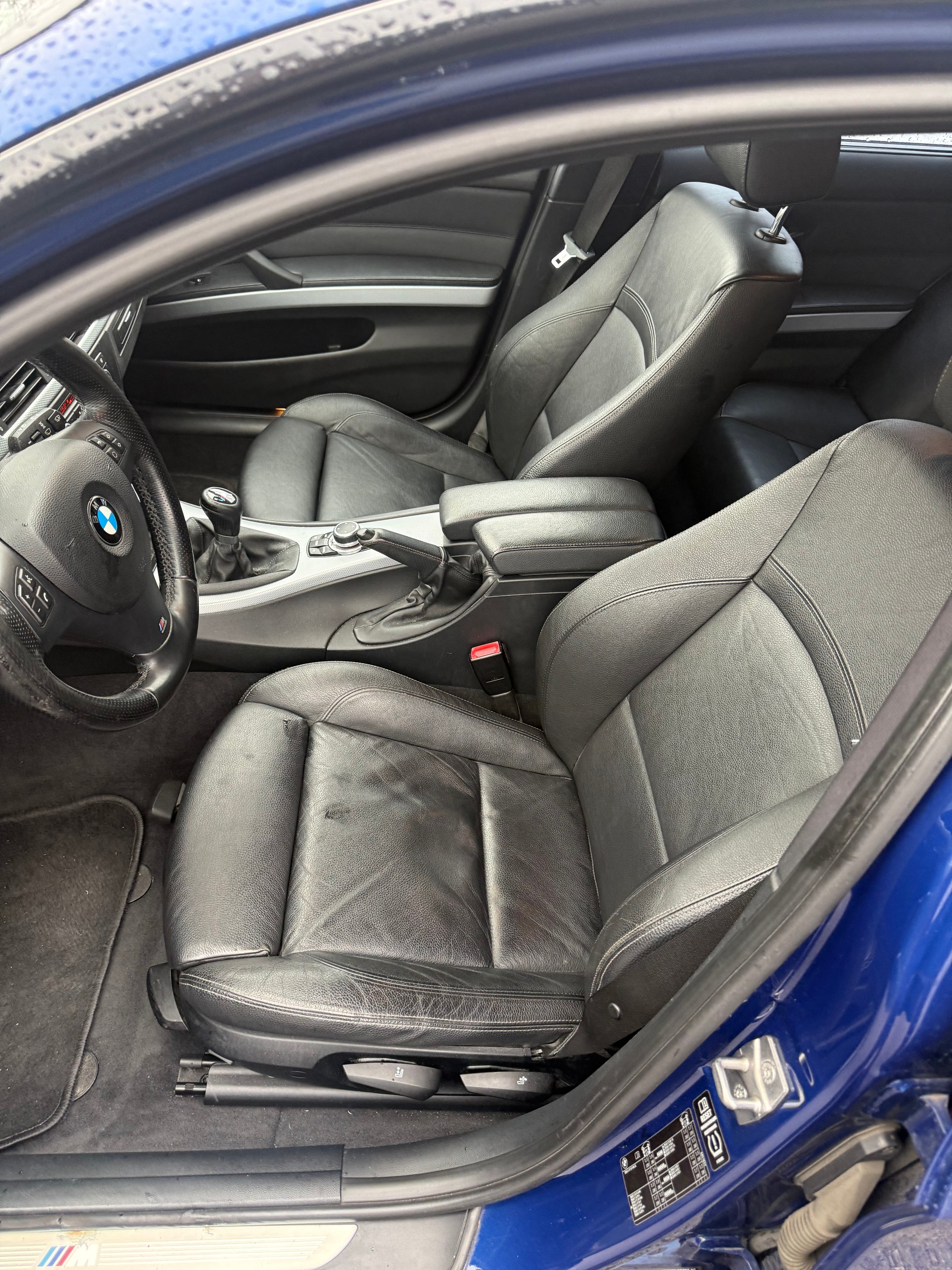 BMW 320d xDrive Touring-image-11