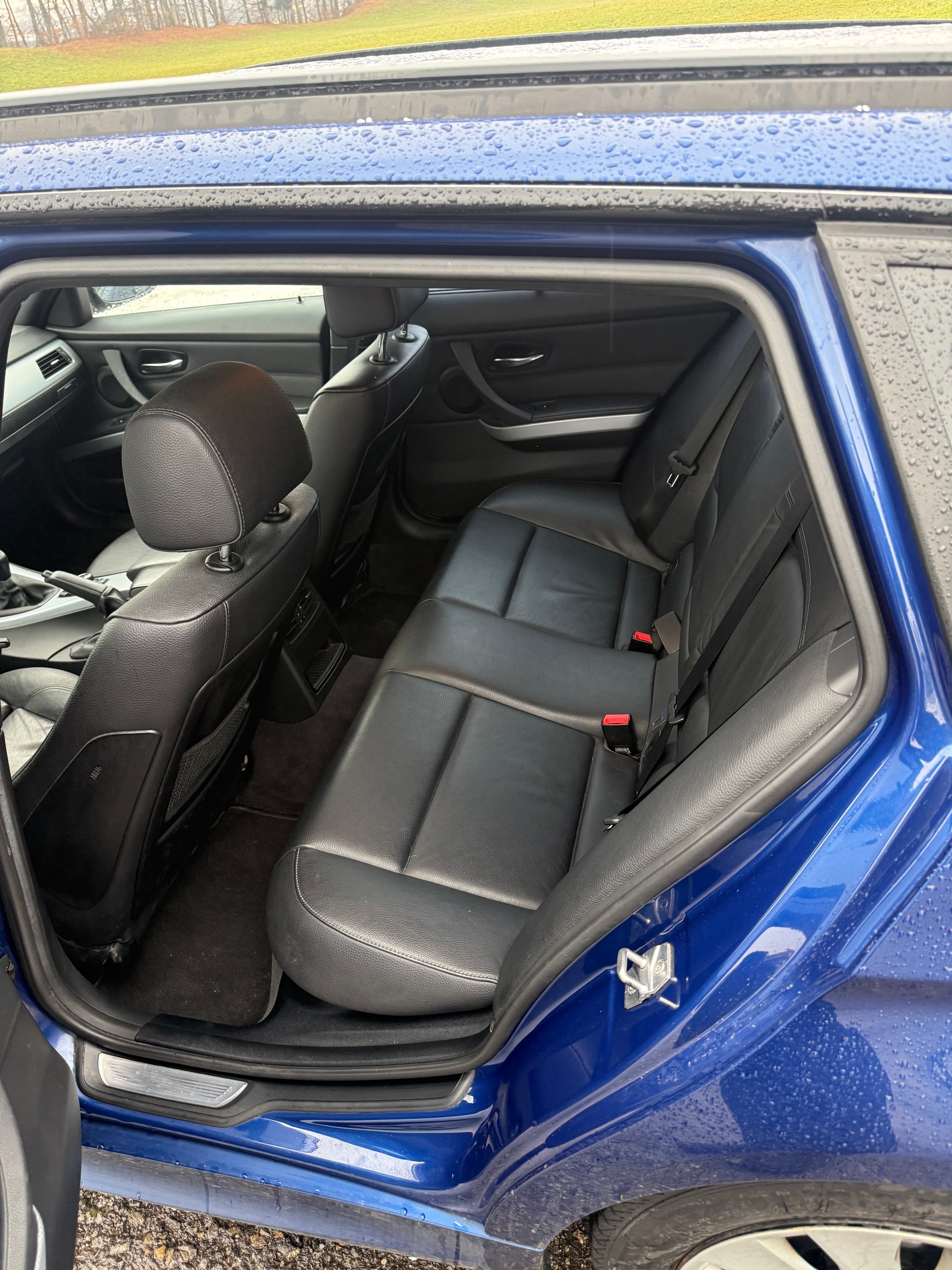 BMW 320d xDrive Touring-image-5