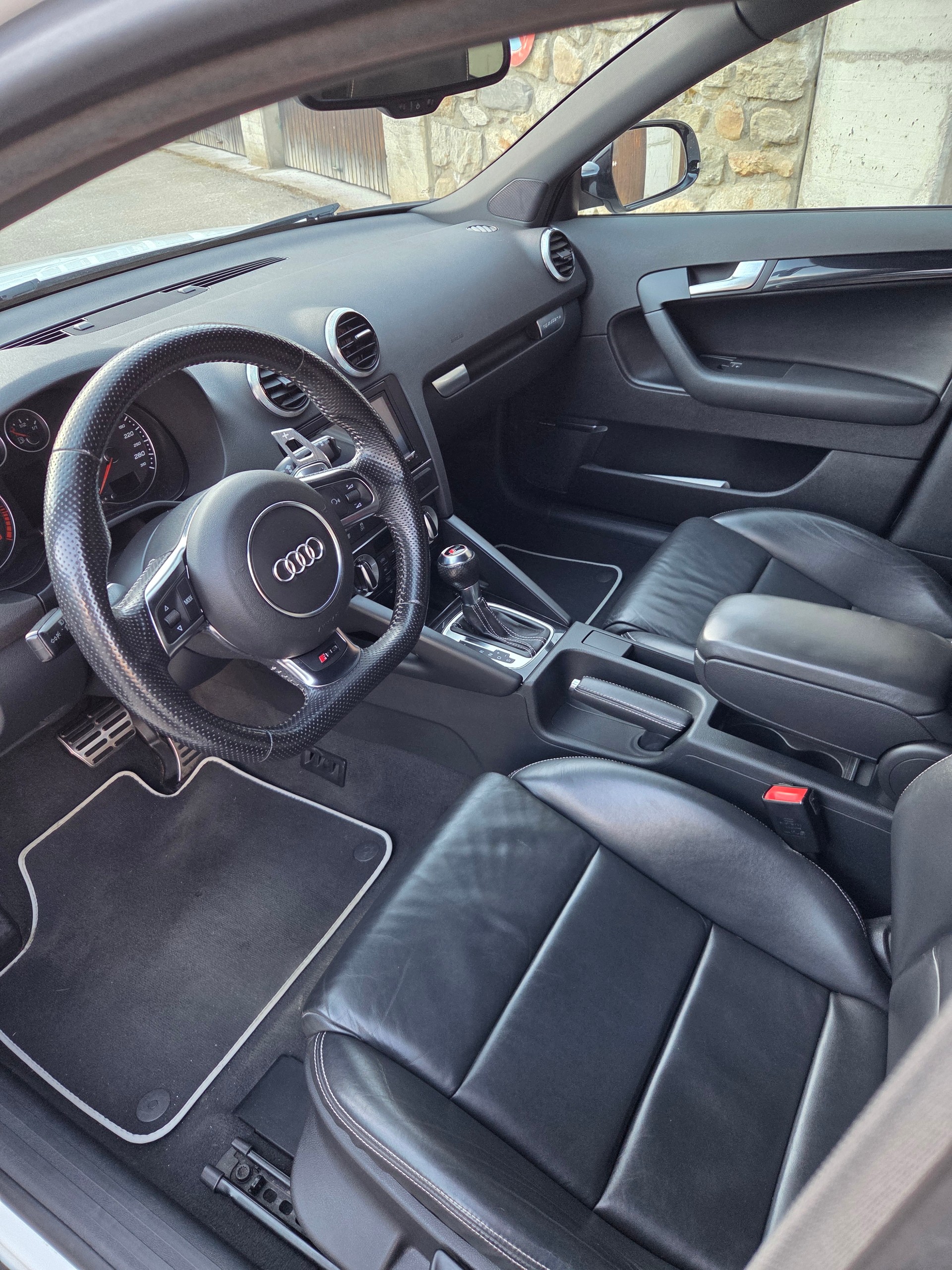 AUDI RS3 Sportback 2.5 TFSI quattro S-tronic-image-4