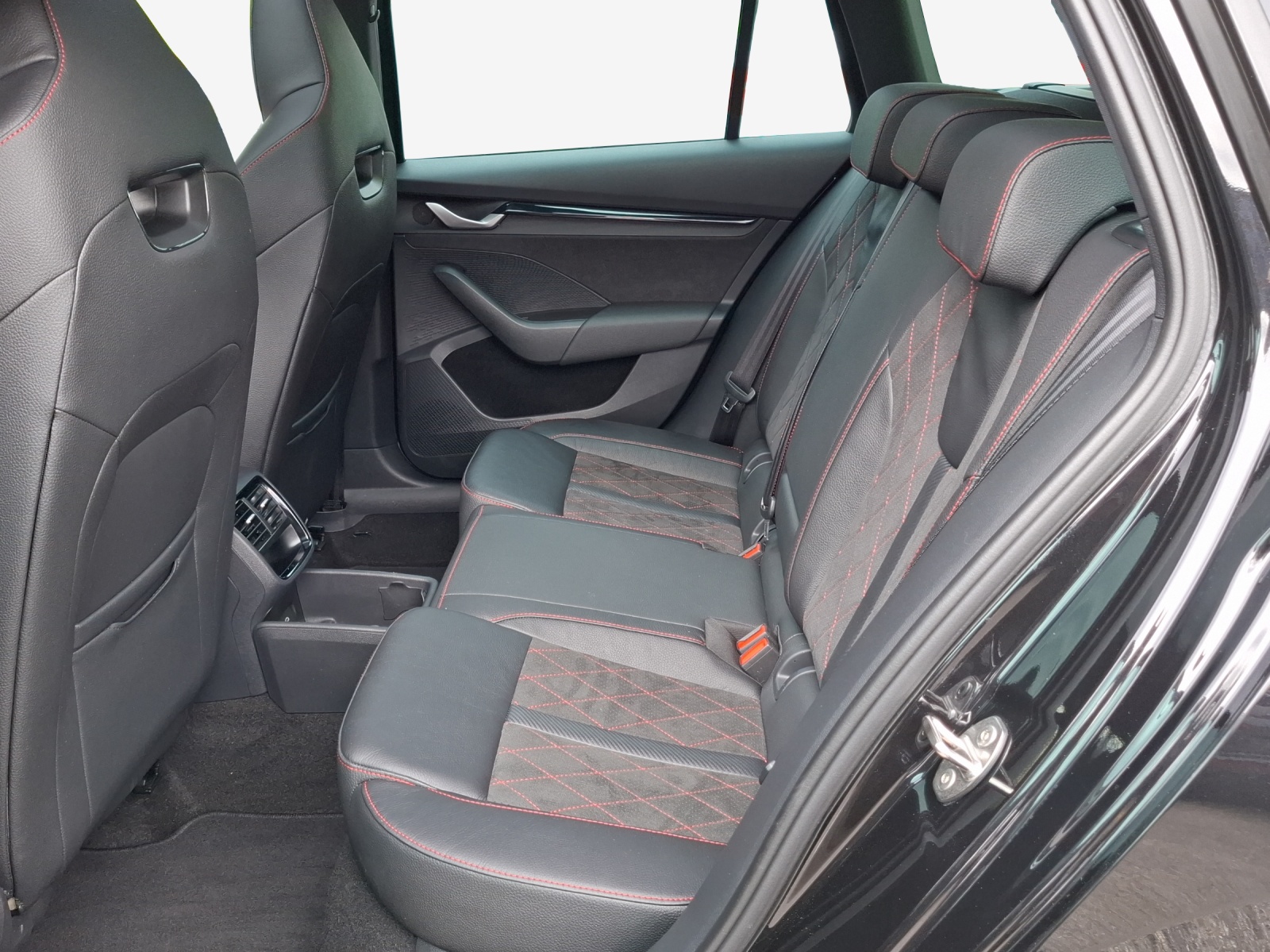 SKODA Octavia Combi 2.0 TSI DSG RS-image-11