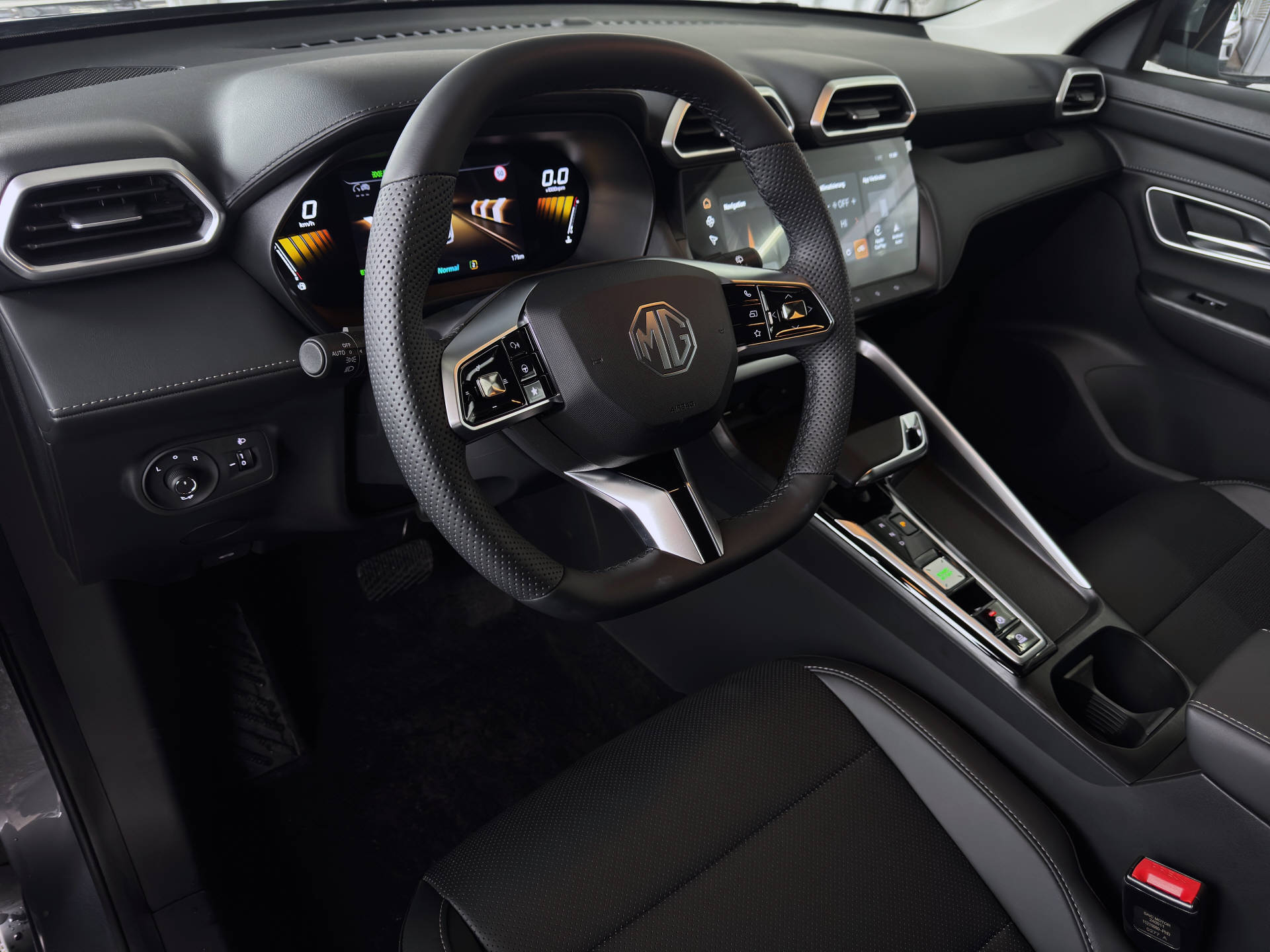 MG ZS 1.5 Hybrid+ Luxury-image-12