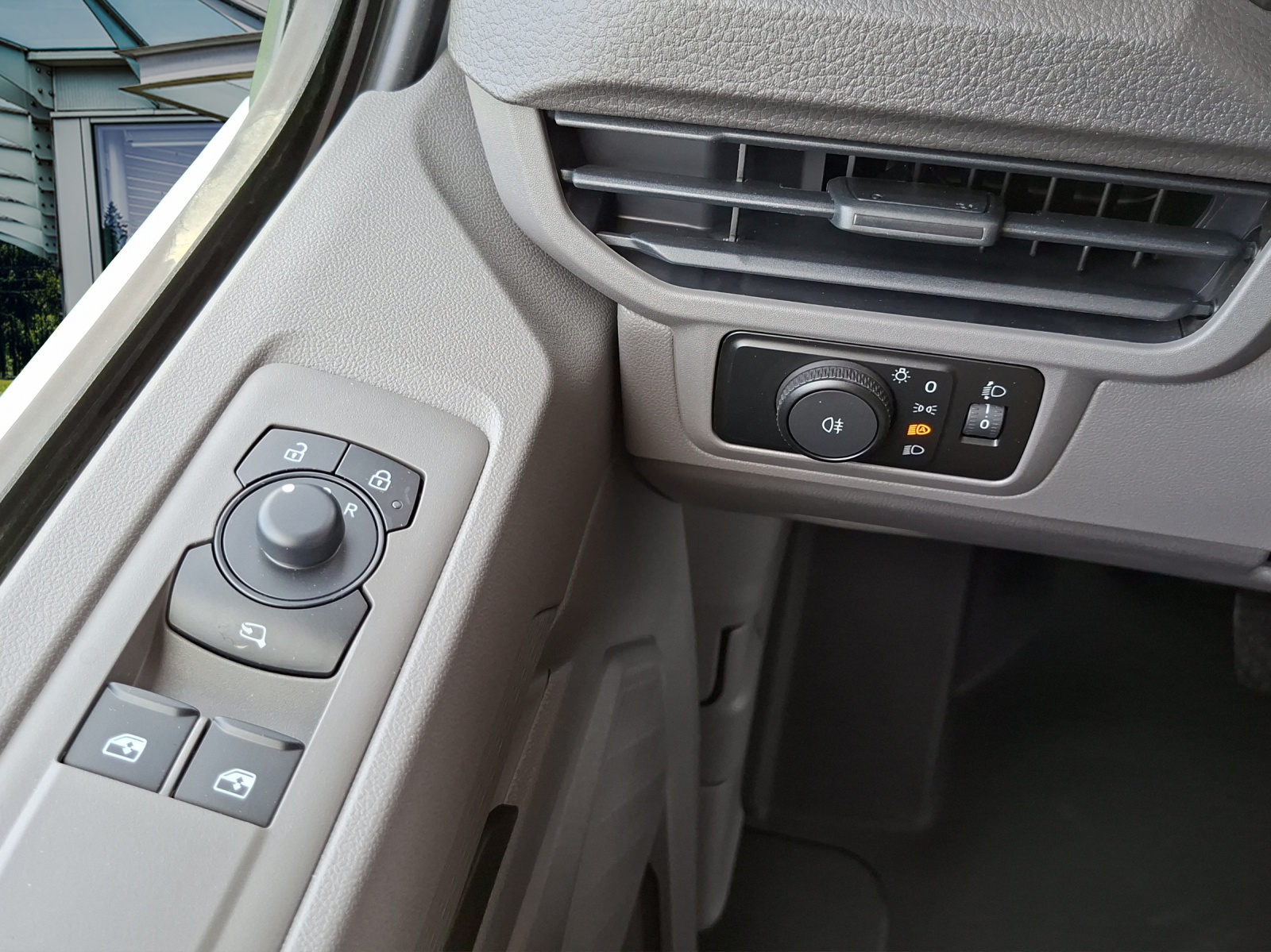 VW Transporter 2.0 TDI Automat-image-9