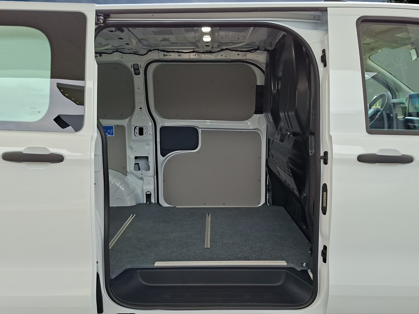 VW Transporter 2.0 TDI Automat-image-18