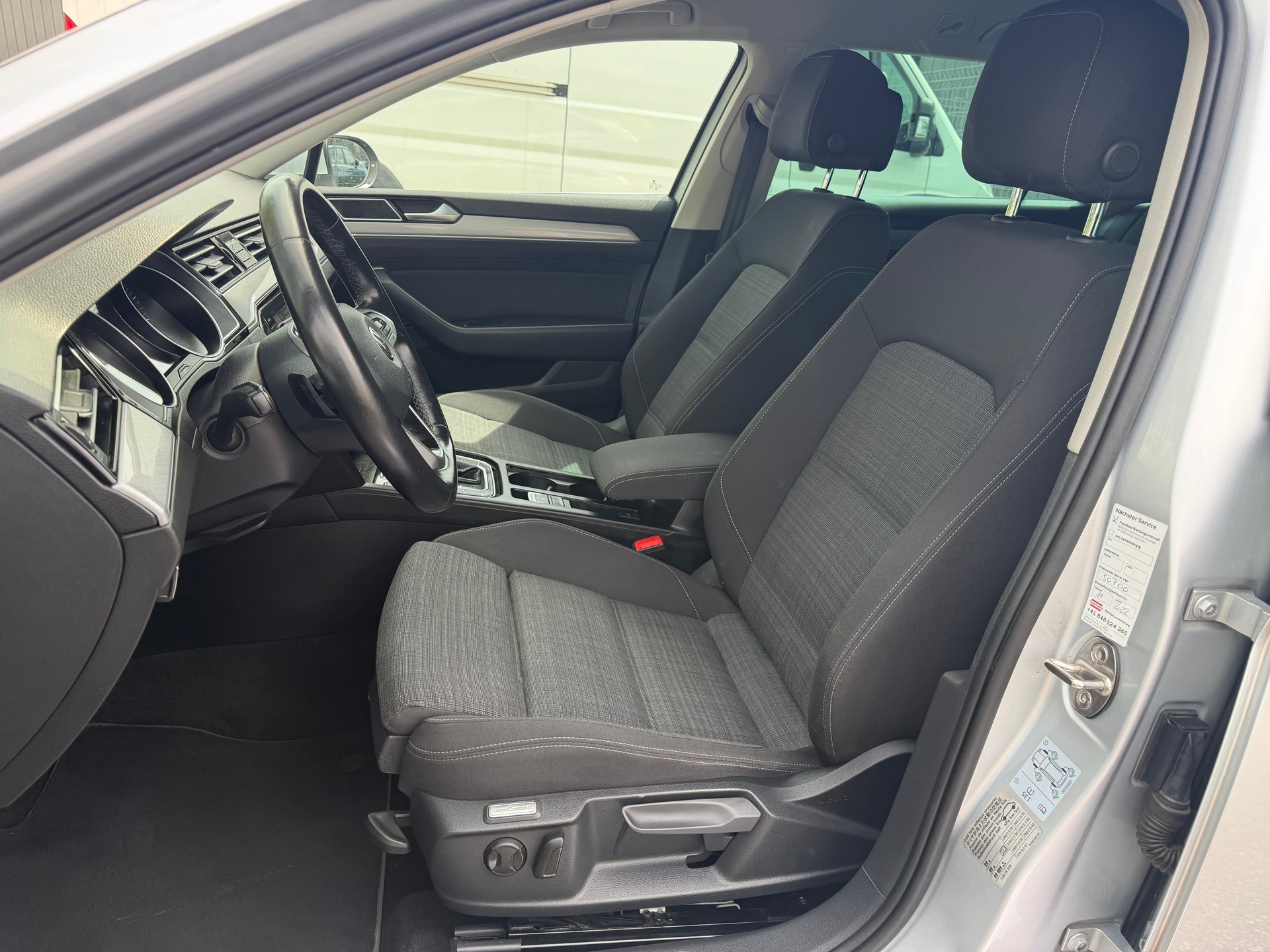 VW Passat Variant 1.6 TDI Business DSG * Gr. Navi * LED * Klima-auto * PDC V&H * RF-Kamera * Tempomat * LTZ MFK 29.05.2026 *-image-2