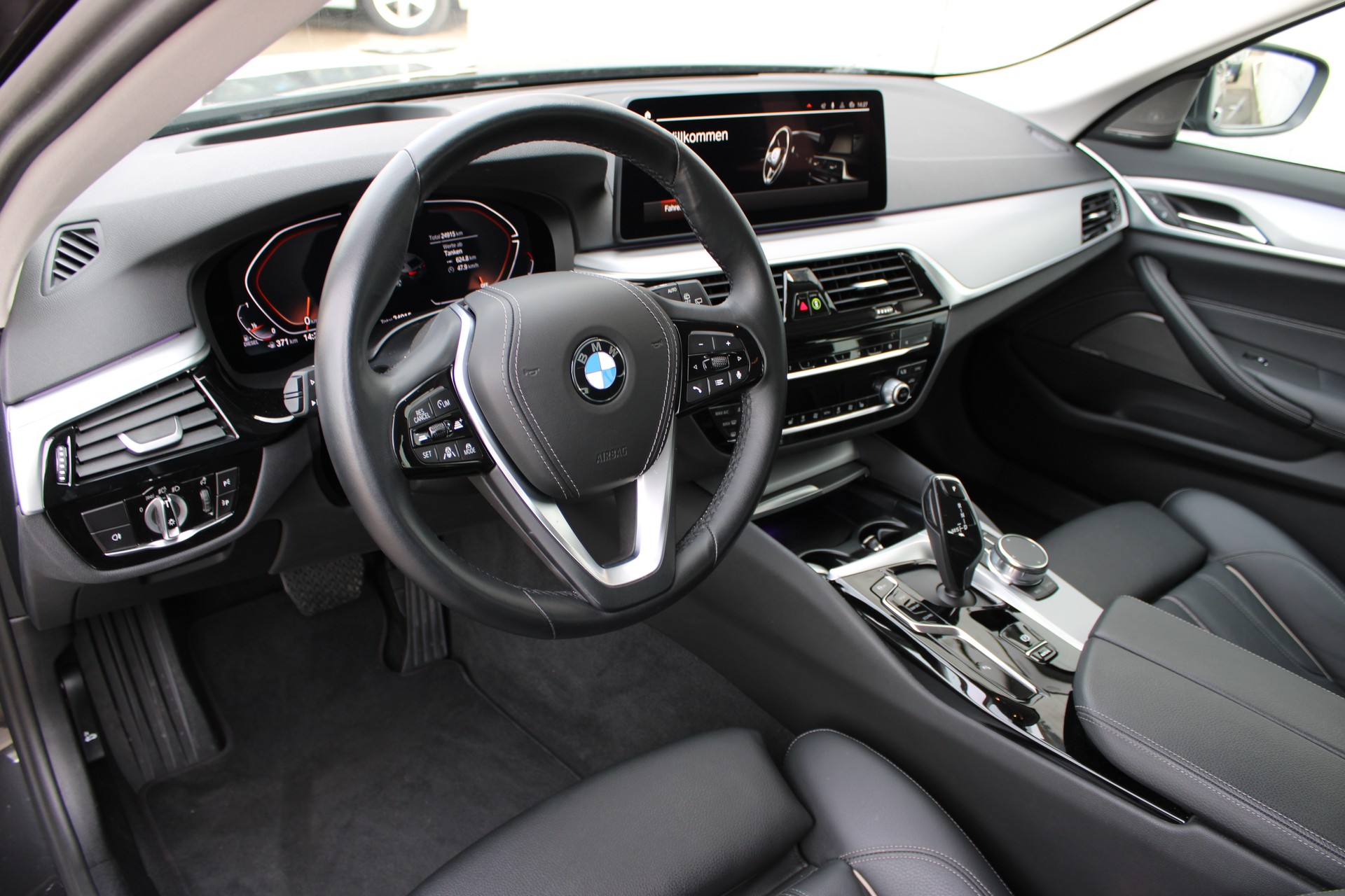 BMW 520d xDrive 48V Touring-image-7