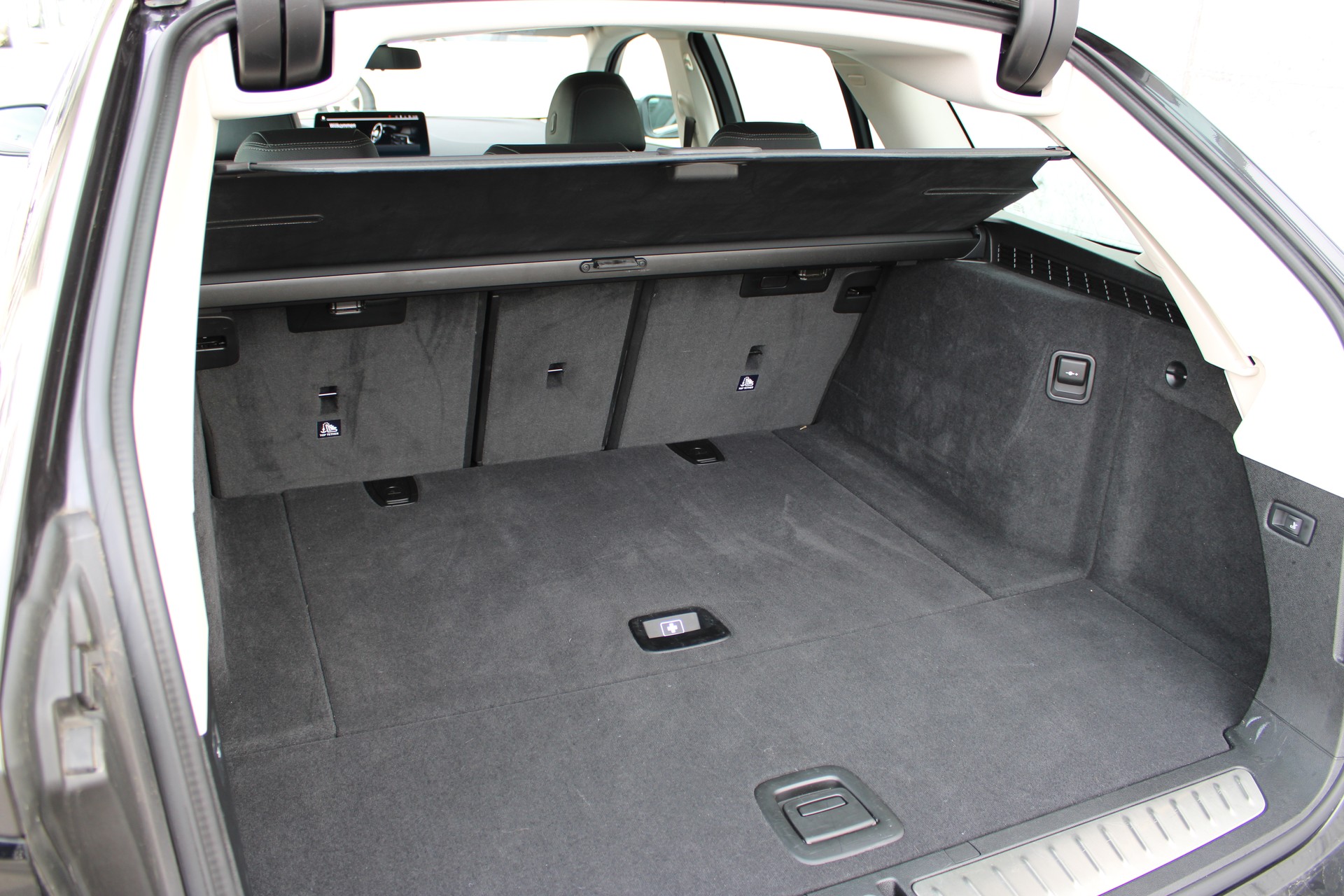 BMW 520d xDrive 48V Touring-image-11