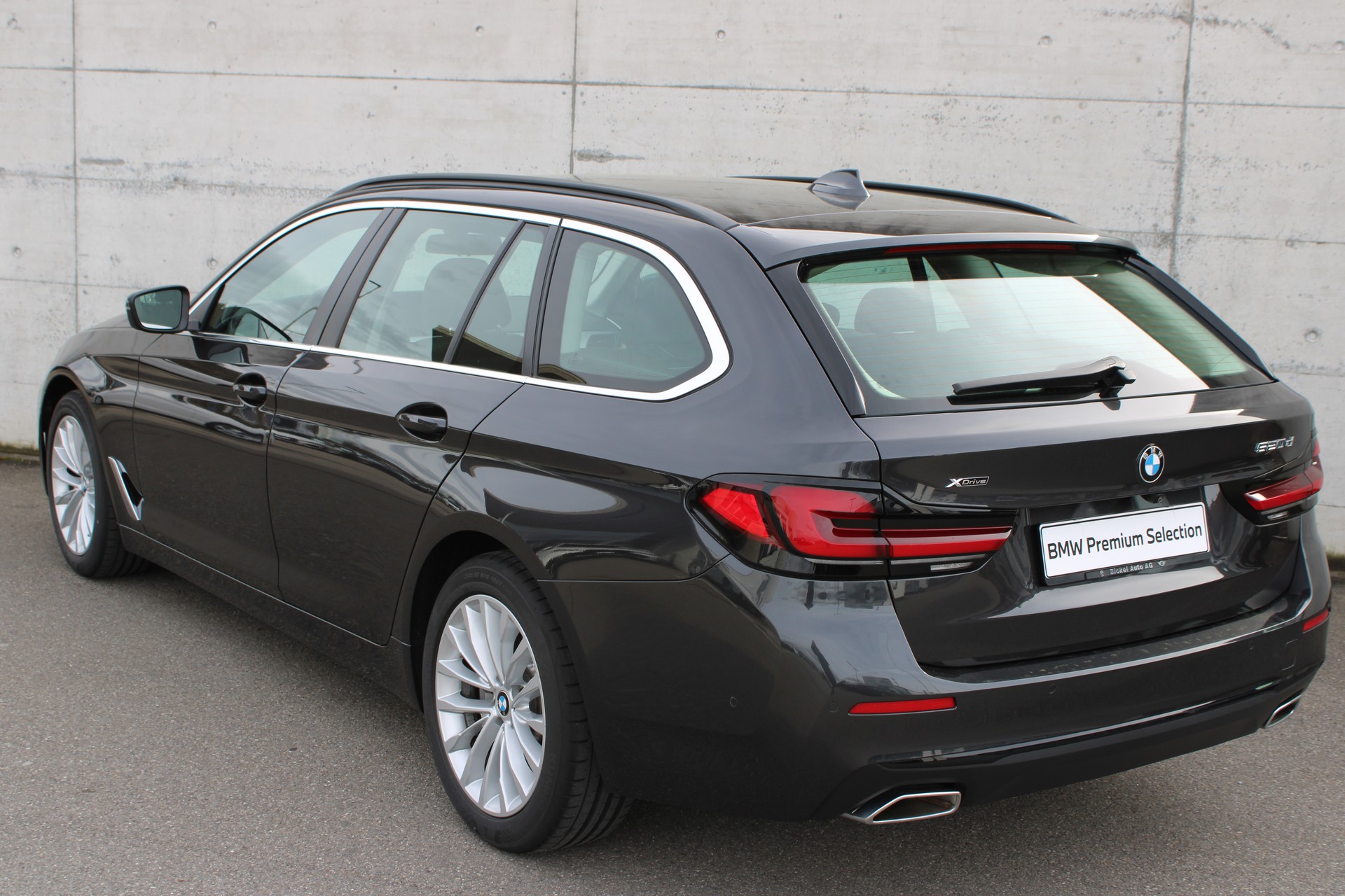 BMW 520d xDrive 48V Touring-showroom-element-2