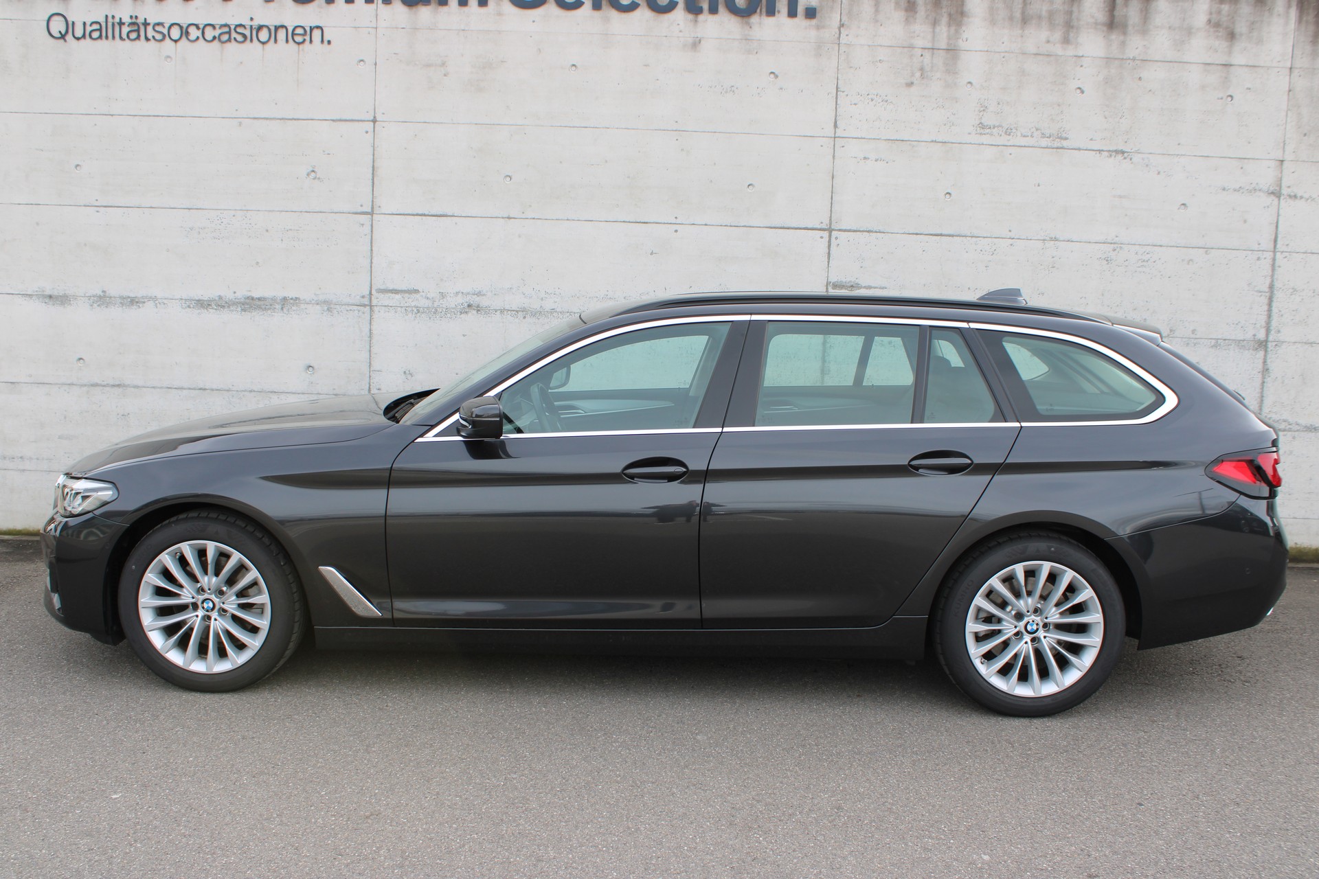 BMW 520d xDrive 48V Touring-image-4