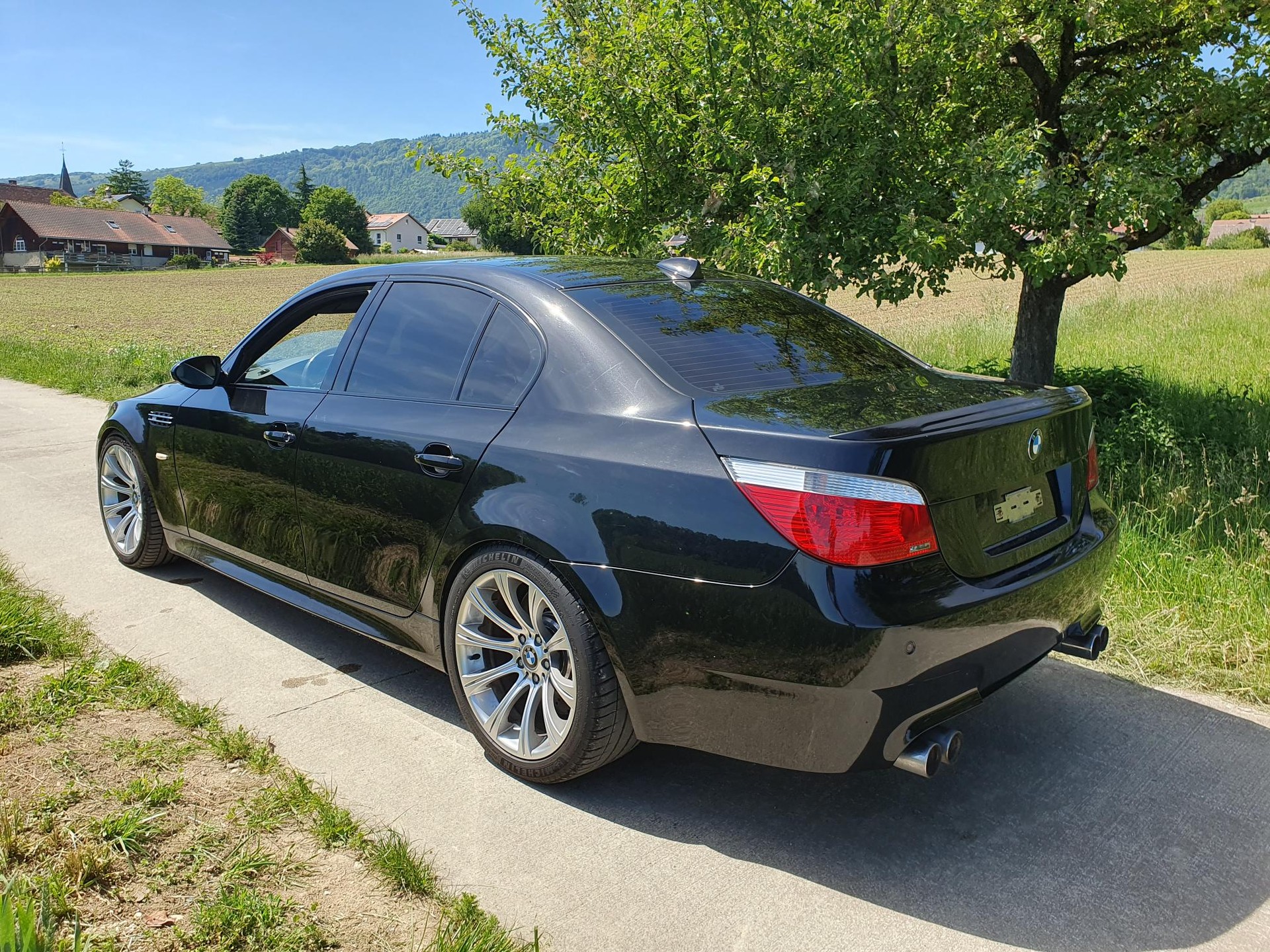 BMW M5-image-1