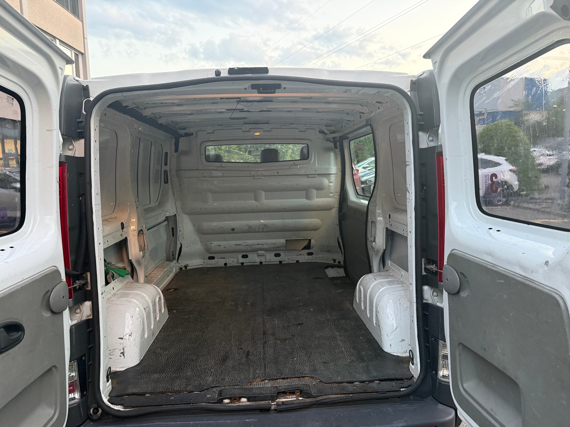 RENAULT Trafic 2.0 dCi 115 2.9t L2H1-image-6