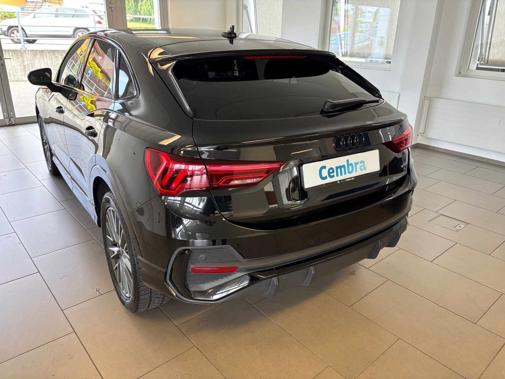 AUDI Q3 Sportback 40 TDI S line quattro S-tronic-image-3