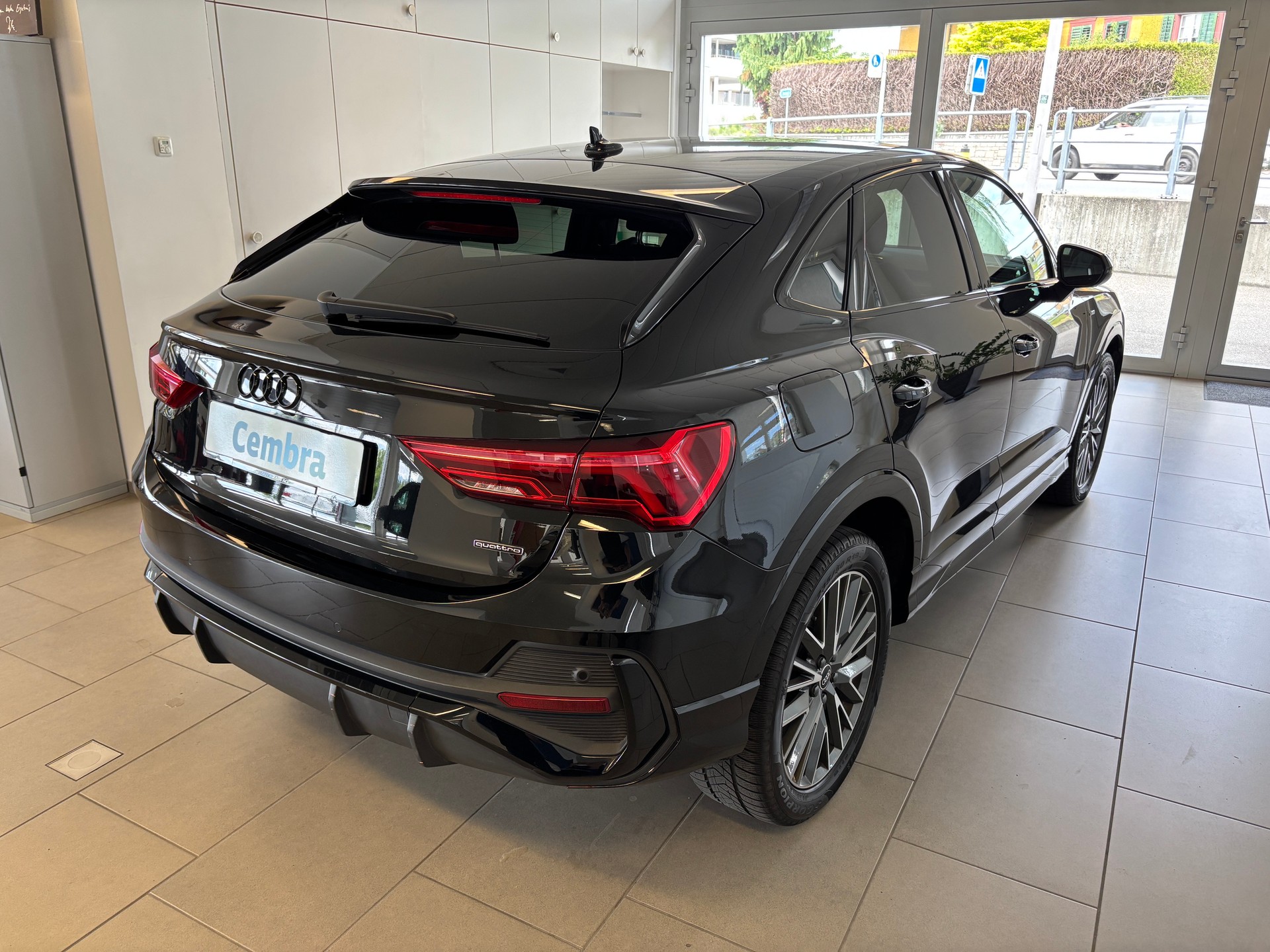 AUDI Q3 Sportback 40 TDI S line quattro S-tronic-image-2