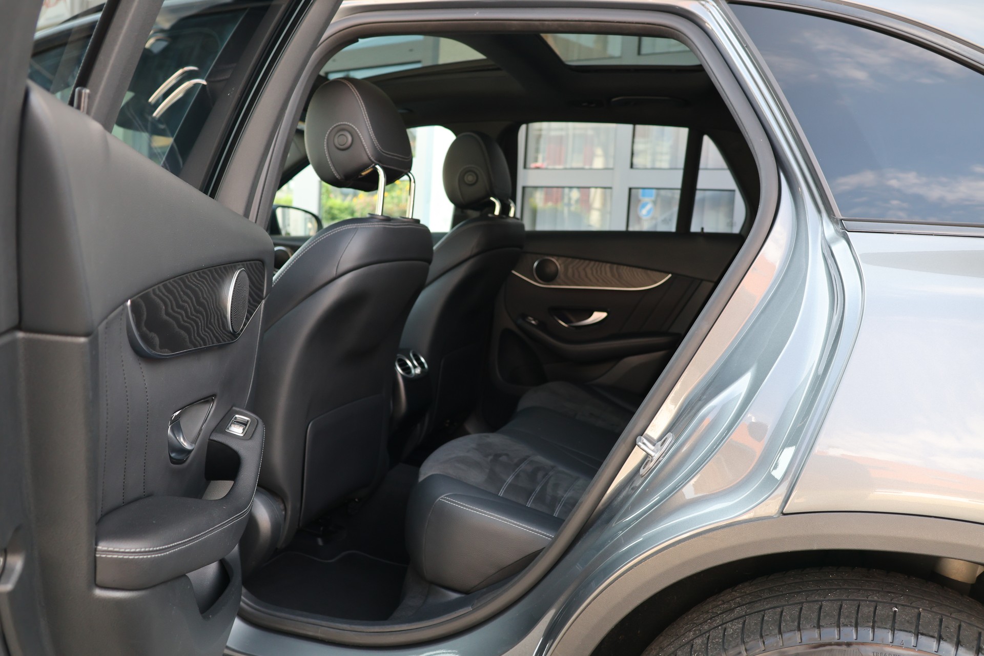 MERCEDES-BENZ GLC 300 e AMG Line 4Matic 9G-Tronic (CH)-image-12
