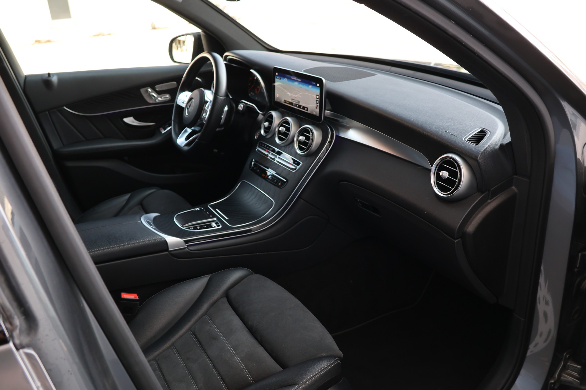 MERCEDES-BENZ GLC 300 e AMG Line 4Matic 9G-Tronic (CH)-image-17