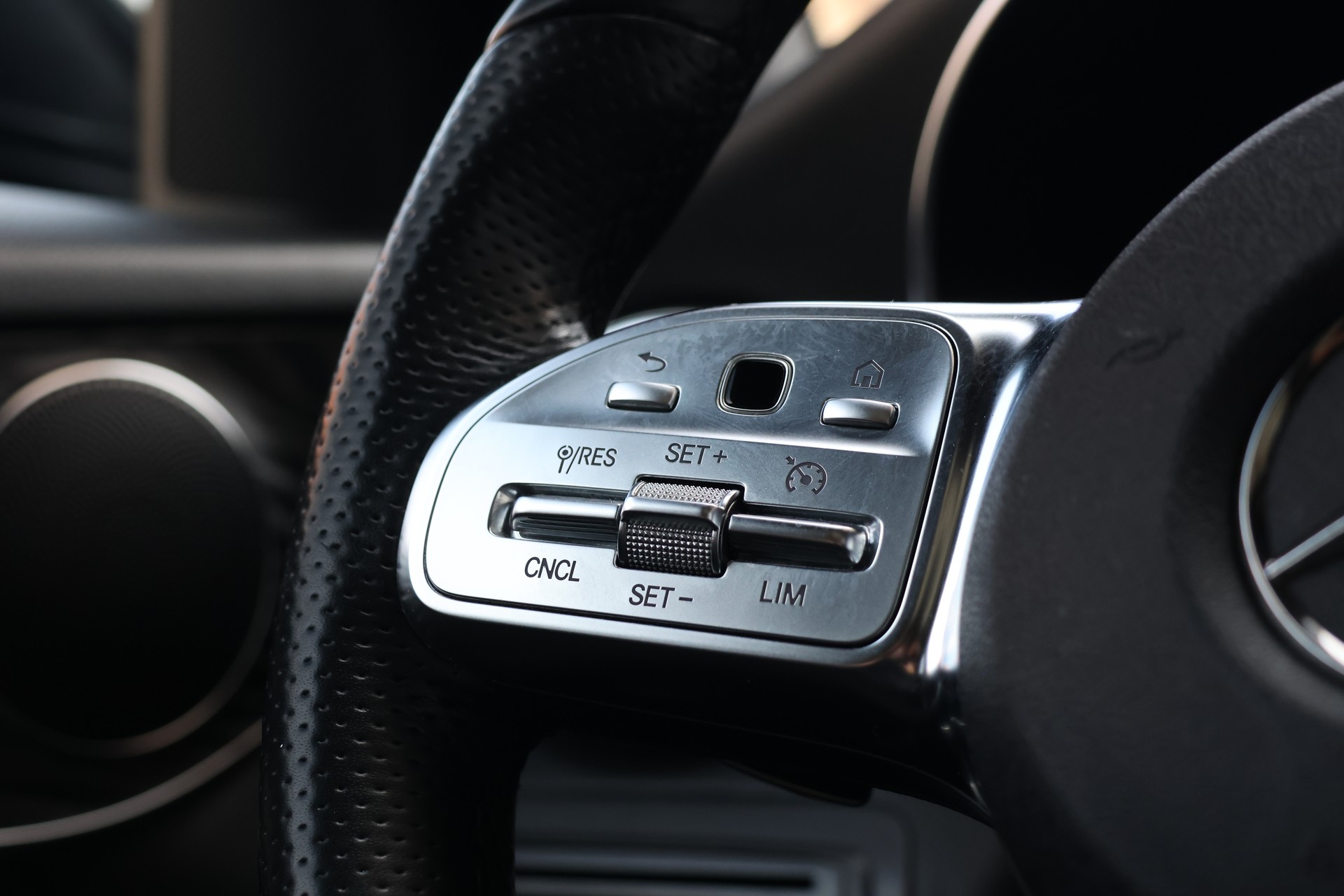MERCEDES-BENZ GLC 300 e AMG Line 4Matic 9G-Tronic (CH)-image-16
