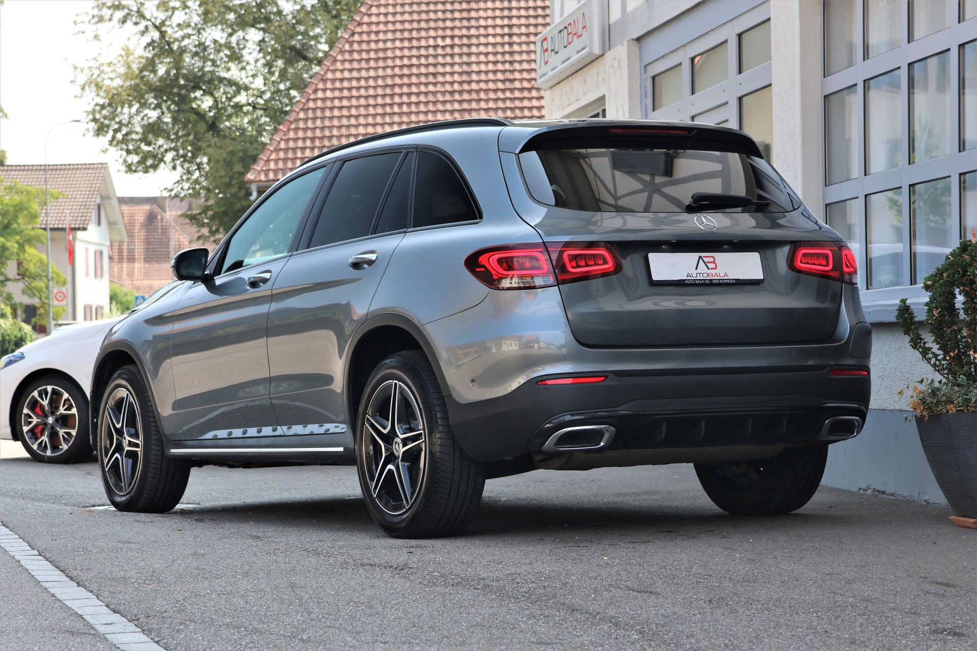 MERCEDES-BENZ GLC 300 e AMG Line 4Matic 9G-Tronic (CH)-image-2