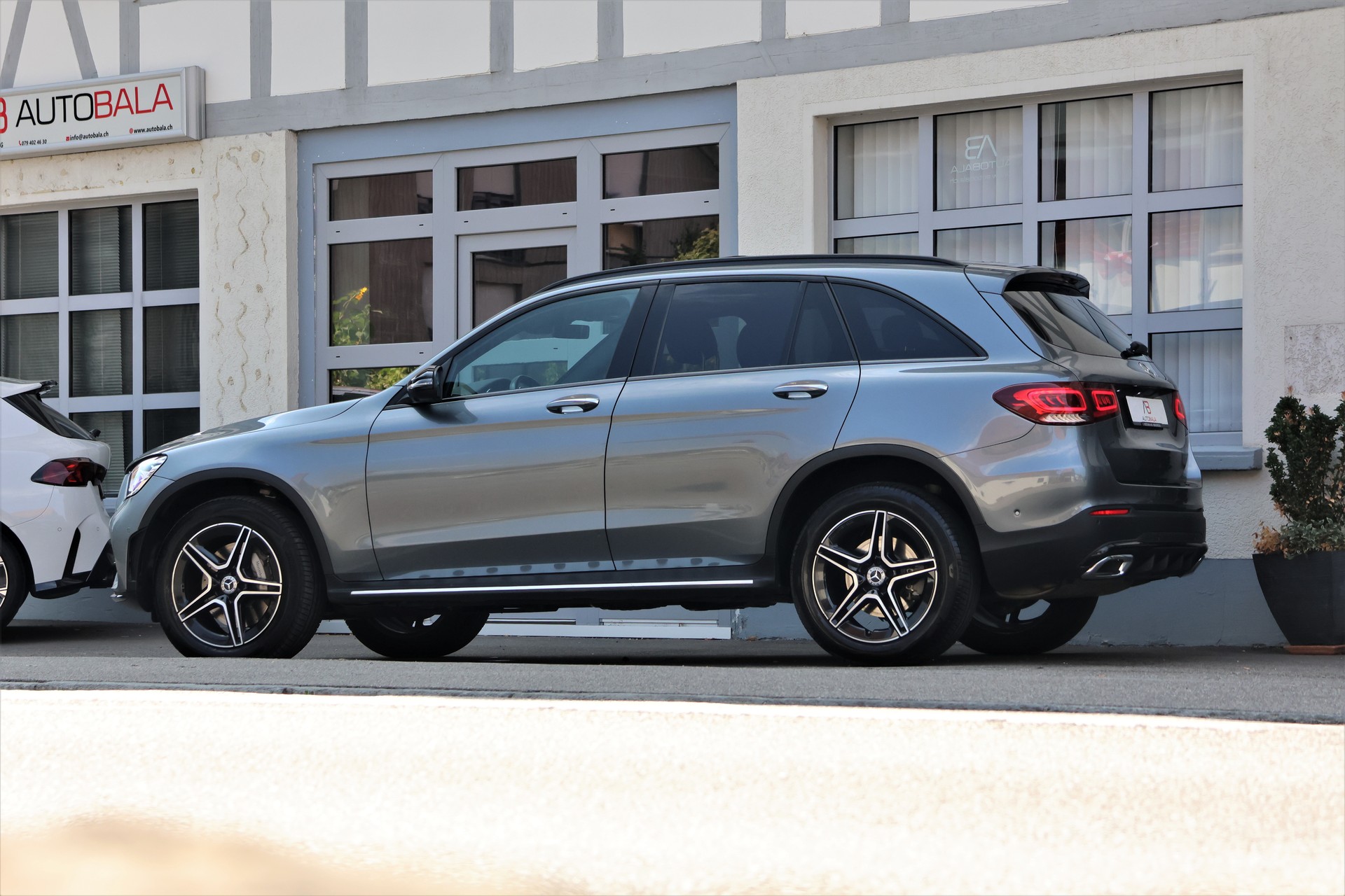 MERCEDES-BENZ GLC 300 e AMG Line 4Matic 9G-Tronic (CH)-image-3