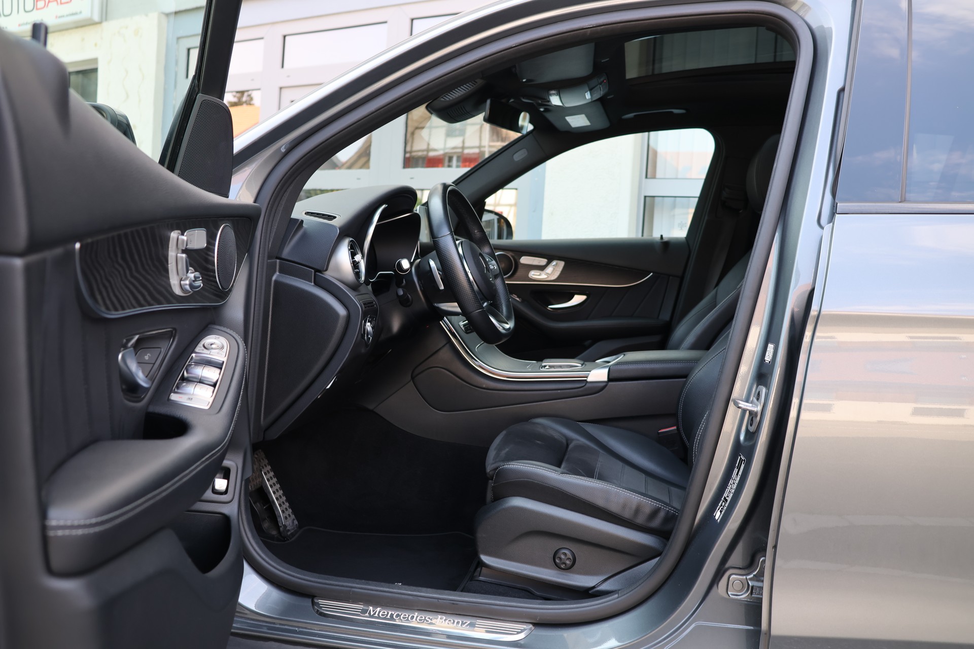 MERCEDES-BENZ GLC 300 e AMG Line 4Matic 9G-Tronic (CH)-image-8