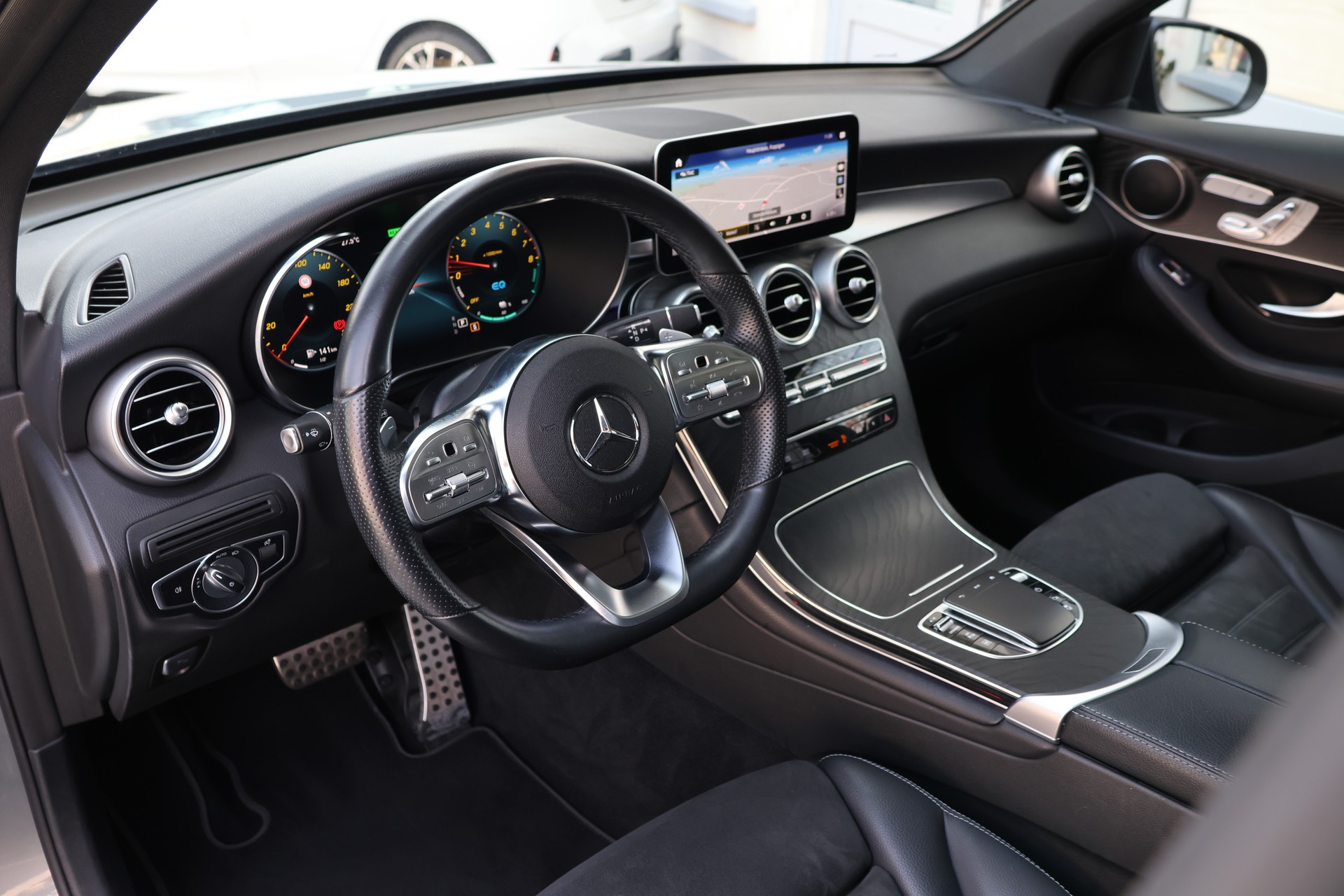 MERCEDES-BENZ GLC 300 e AMG Line 4Matic 9G-Tronic (CH)-image-9