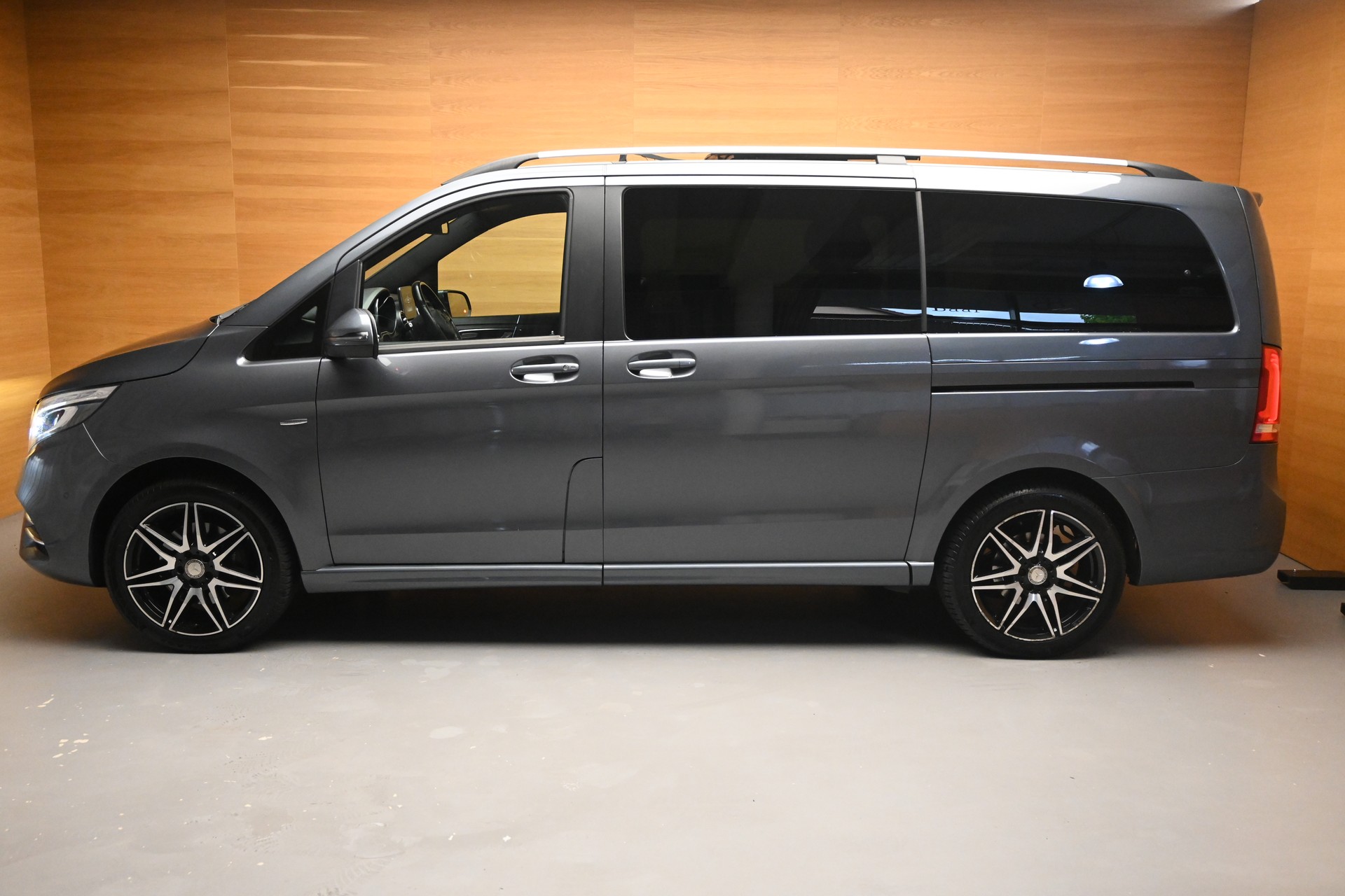 MERCEDES-BENZ V 250 d BlueTec AMG-Line lang 4m-image-3