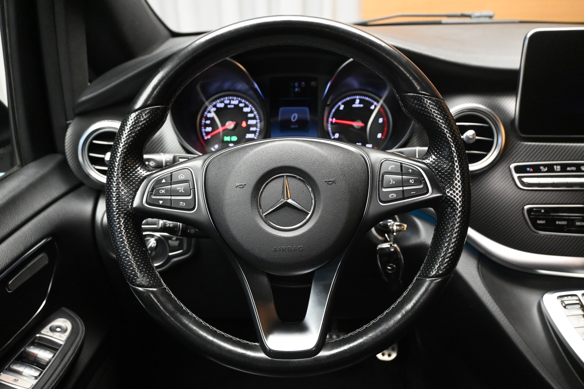 MERCEDES-BENZ V 250 d BlueTec AMG-Line lang 4m-image-12
