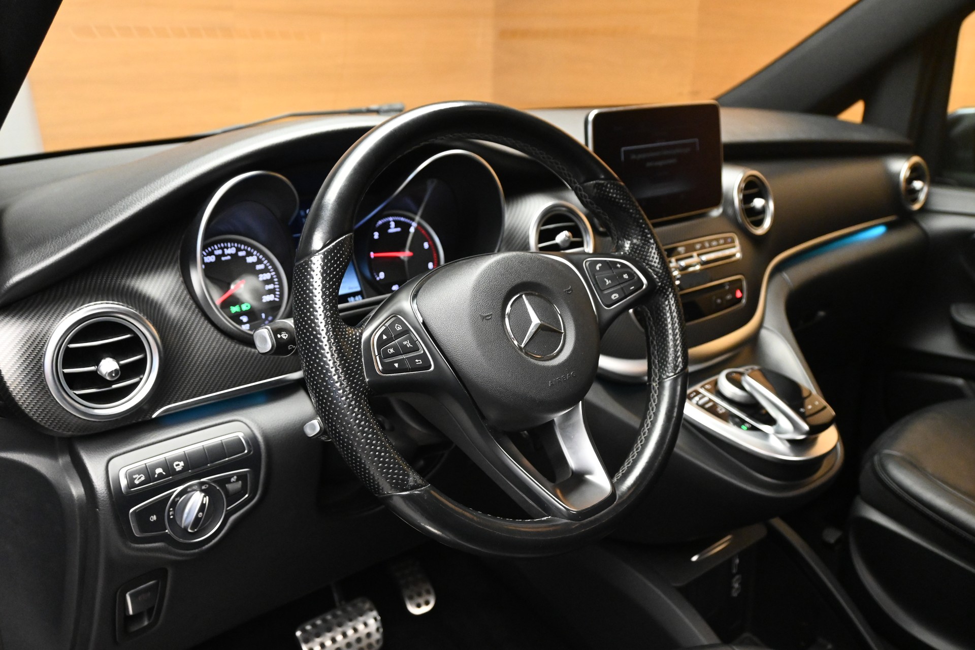 MERCEDES-BENZ V 250 d BlueTec AMG-Line lang 4m-image-10