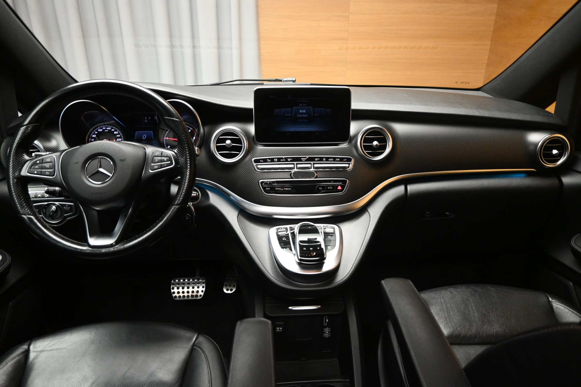 MERCEDES-BENZ V 250 d BlueTec AMG-Line lang 4m-image-11
