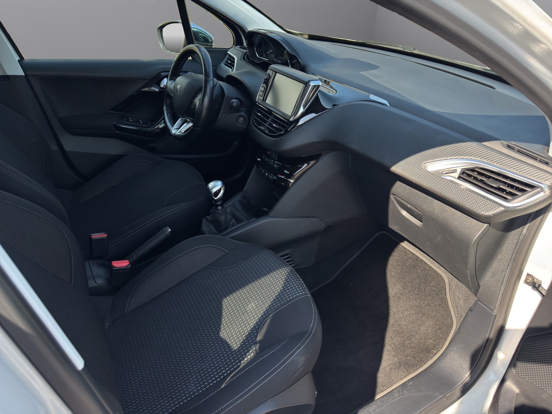 PEUGEOT 208 1.6 THP Allure STT-image-9