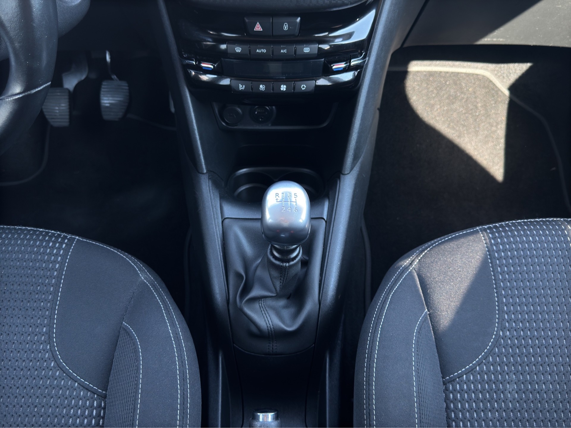 PEUGEOT 208 1.6 THP Allure STT-image-13