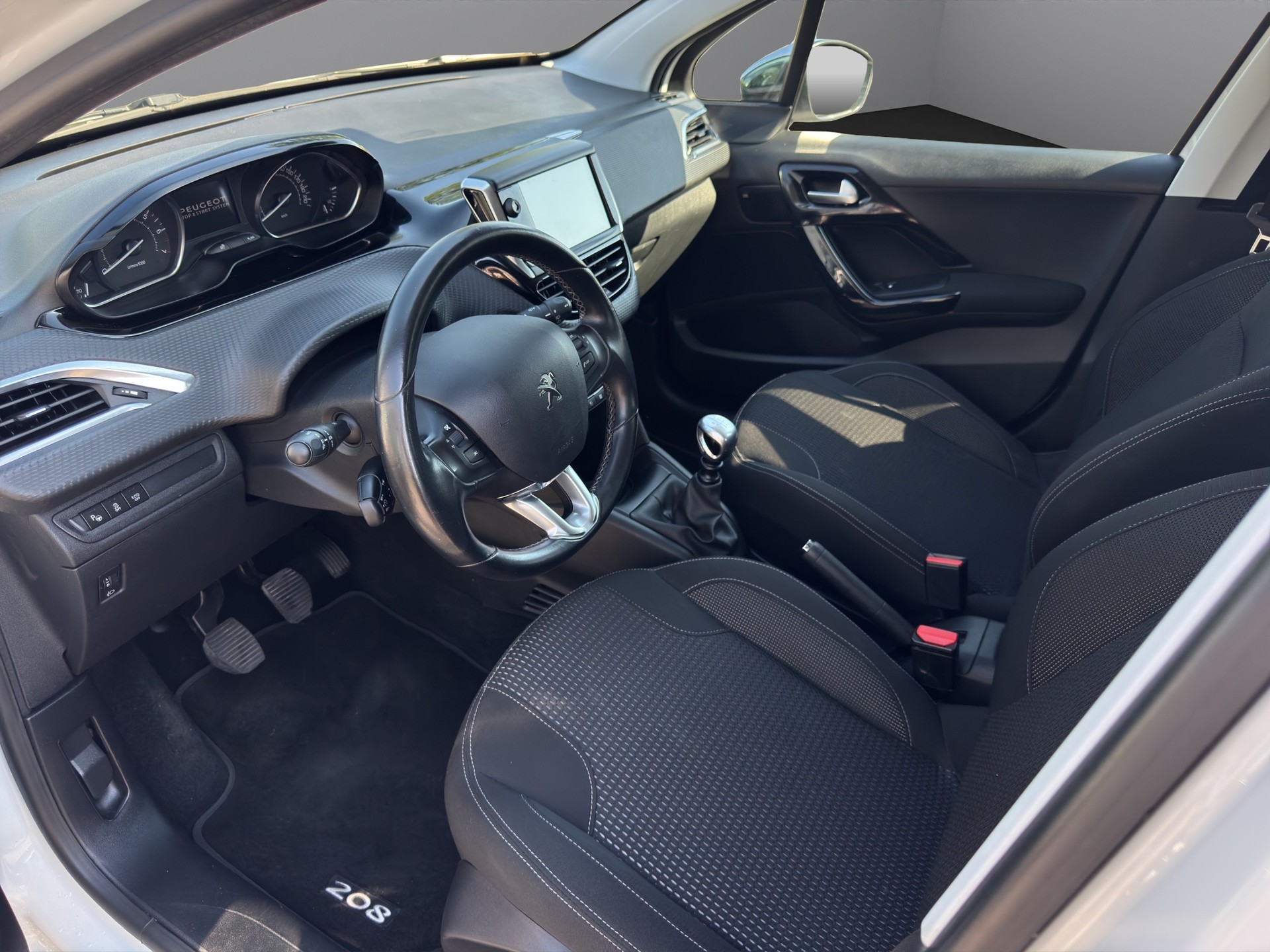 PEUGEOT 208 1.6 THP Allure STT-image-10
