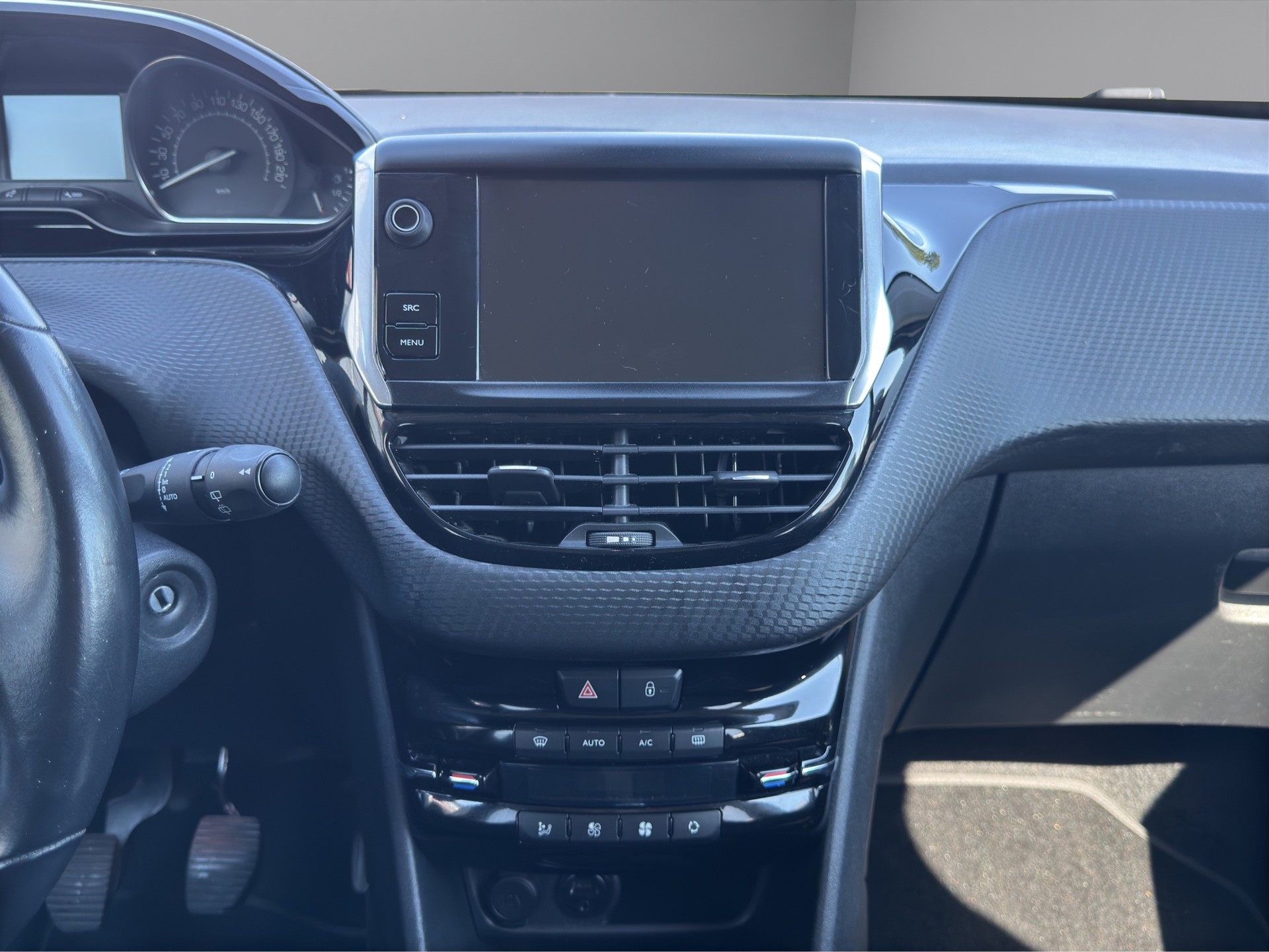 PEUGEOT 208 1.6 THP Allure STT-image-12