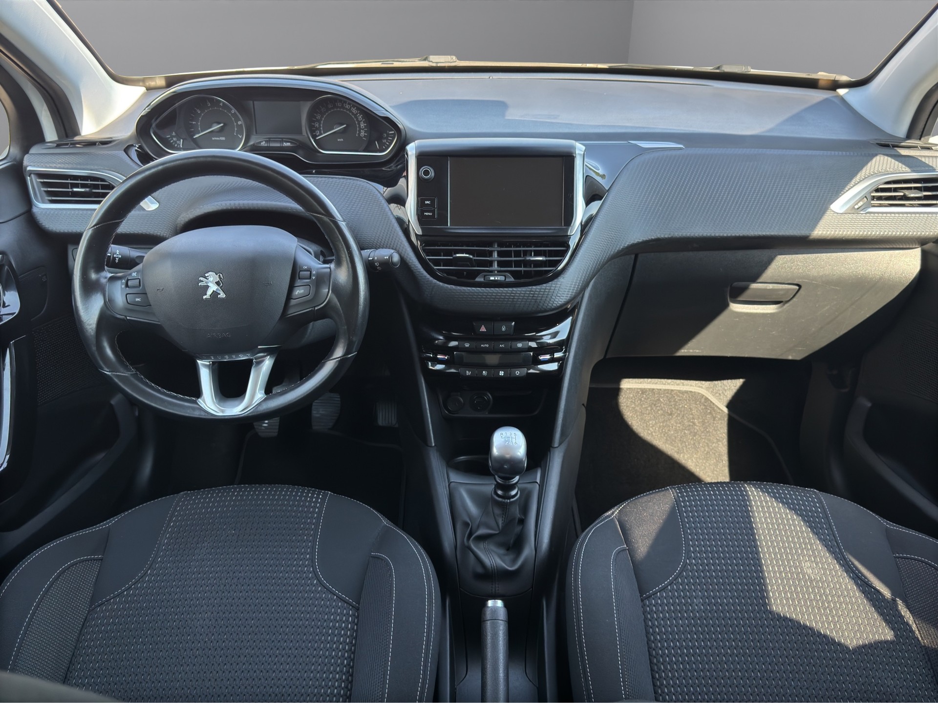 PEUGEOT 208 1.6 THP Allure STT-image-14