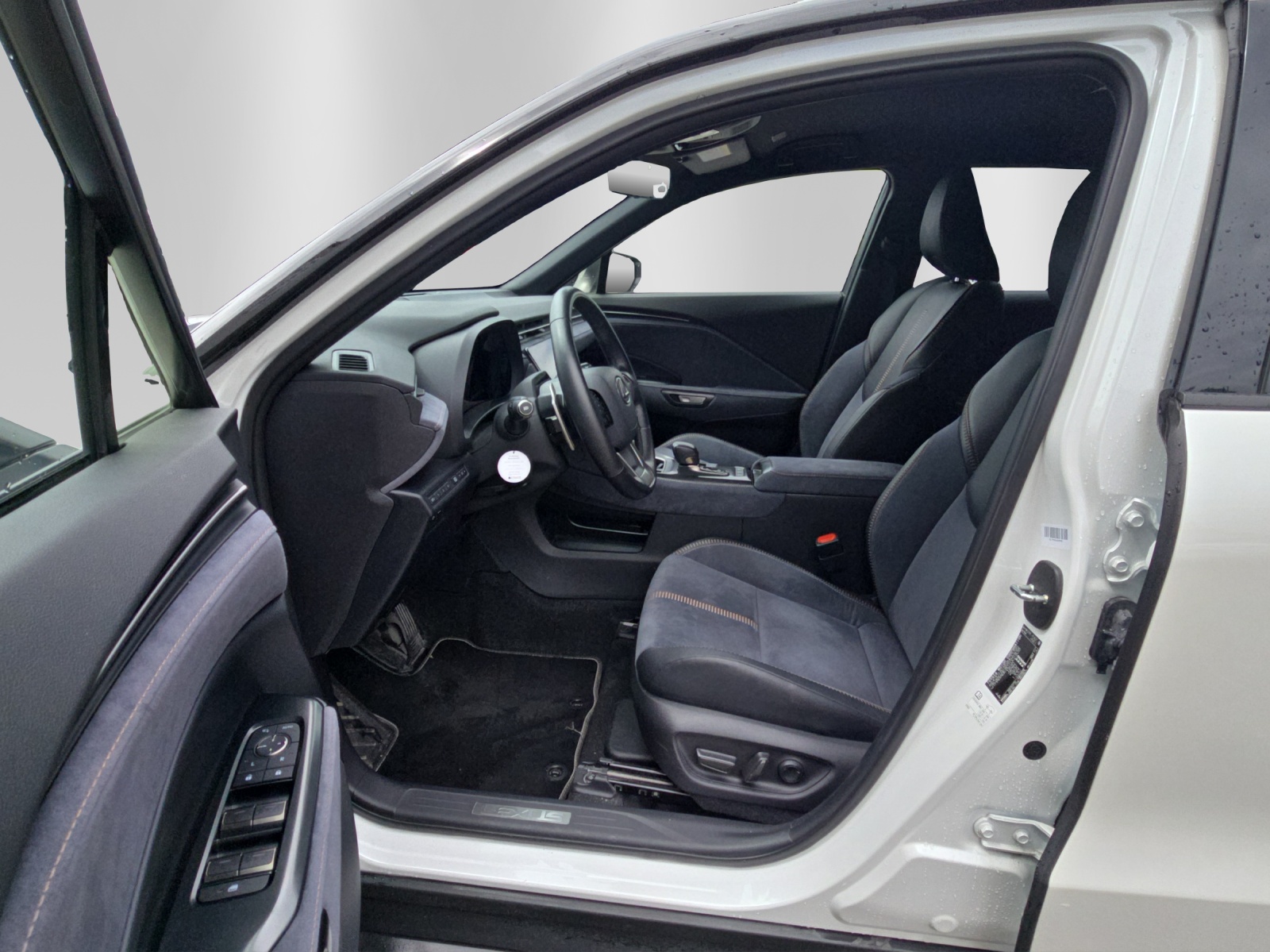 LEXUS LBX 1.5 Hybrid Cool AWD-image-8
