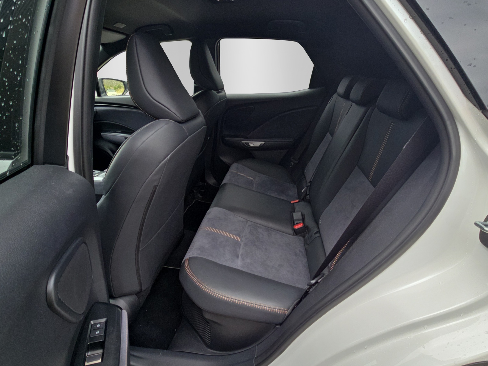 LEXUS LBX 1.5 Hybrid Cool AWD-image-9