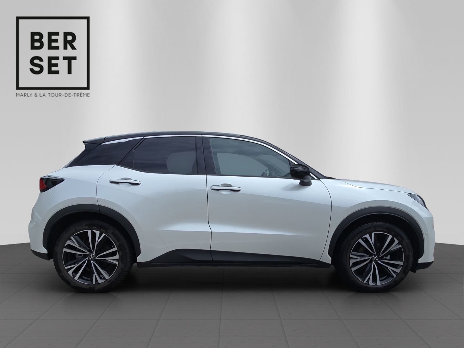 LEXUS LBX 1.5 Hybrid Cool AWD-image-5