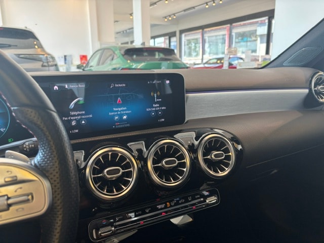 MERCEDES-BENZ A 180 AMG Line 7G-DCT-image-9