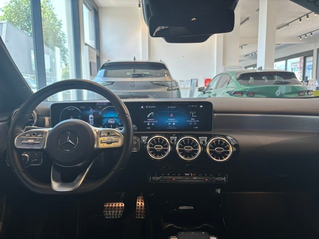 MERCEDES-BENZ A 180 AMG Line 7G-DCT-image-10