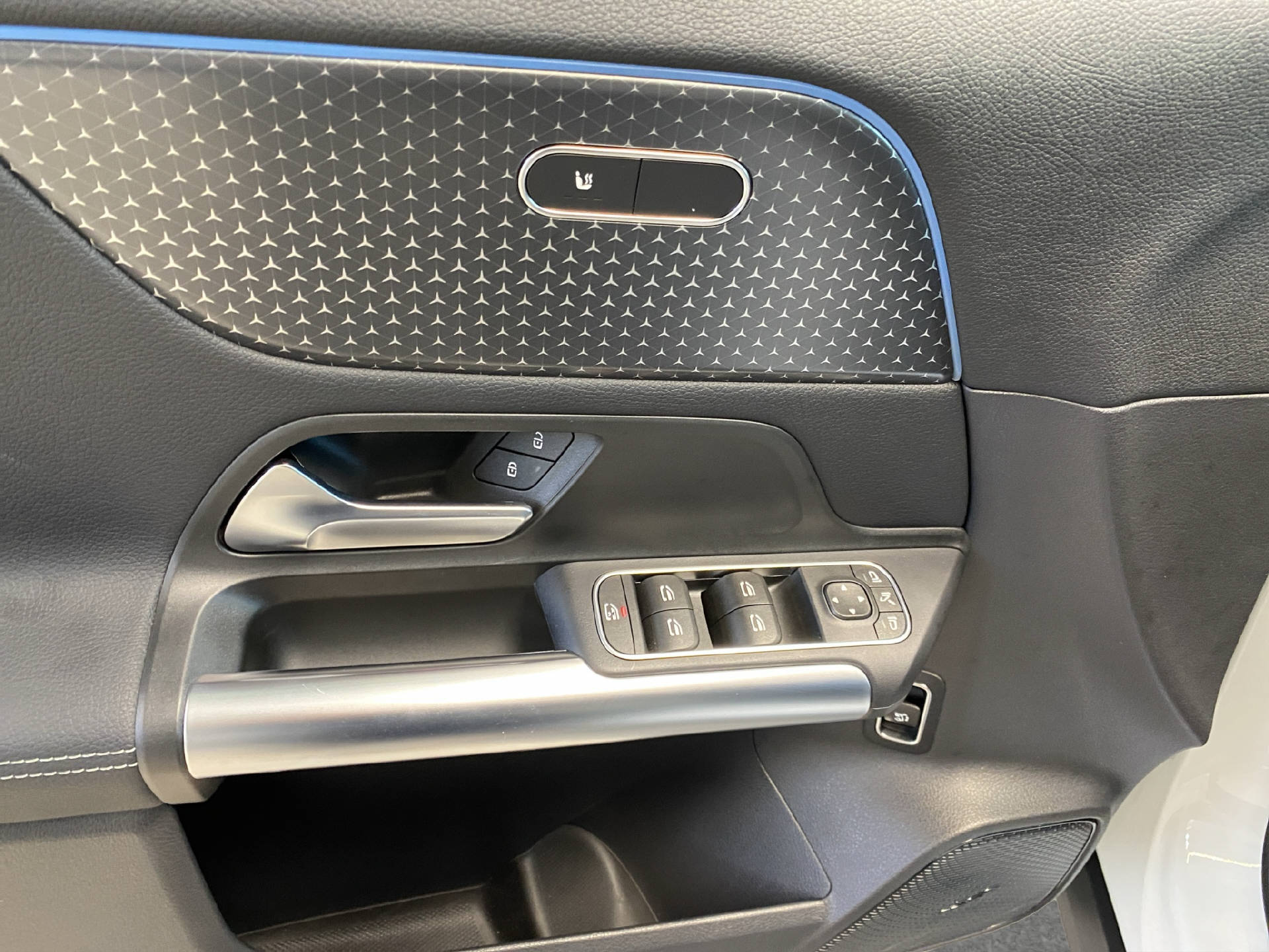 MERCEDES-BENZ EQA 250 Progressive-image-11