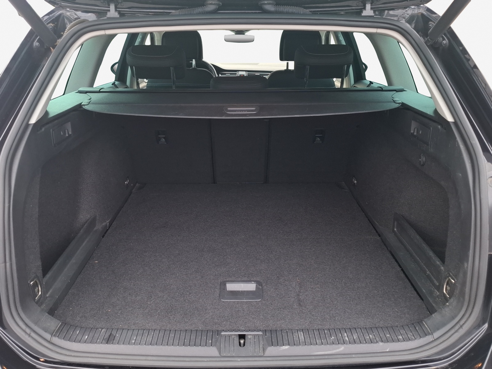 VW Passat 2.0 TDI BMT Elegance 4Motion DSG-image-12
